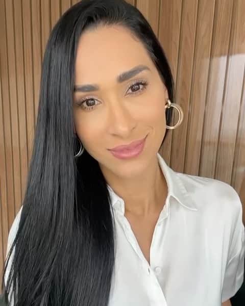 ジャケリネ・カルバリョのインスタグラム：「Exposição ao sol, passar o dia de máscara, realizar exercícios físicos... ufa! Nós cuidamos das nossas tarefas, da nossa mente e do nosso corpo, mas também precisamos cuidar da nossa pele!    Cicaplast é o creme reparador mais recomendado por dermatologistas porque hidrata, repara e acalma. E eu tenho sempre Cicaplast comigo. #CicaplastTudoPraMim」