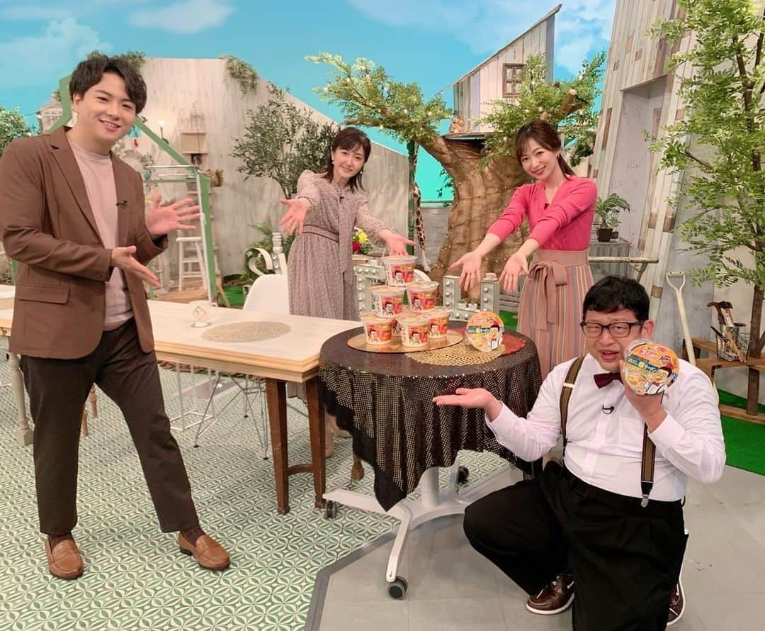 生稲晃子さんのインスタグラム写真 - (生稲晃子Instagram)「東海テレビ「スイッチ！」で チャンカワイさん監修のカップラーメンを作ったそうです🍜  いただいたら美味しくてビックリ😋 カップラーメンの域を超えたスープ🐓　鶏のいい出汁が出ていました。  東海限定の販売なのかな〜🤔 私も買いたいな！  今日の新幹線🚄から見た富士山🗻です。 かなり雲が…☁️ 残念に思いながら写真を撮っていたら、ボケボケになってしまいました〜😭  #東海テレビスイッチ  #チャンカワイさん #エースコック #速水里彩アナウンサー  #前田輝アナウンサー  #富士山 #生稲晃子」10月20日 23時04分 - akiko__ikuina