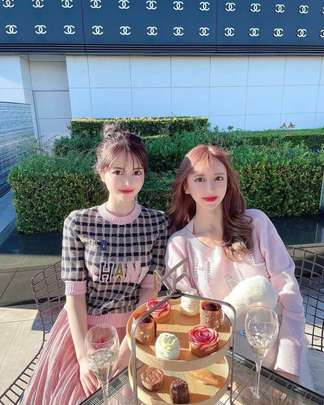 のインスタグラム：「𝐂𝐇𝐀𝐍𝐄𝐋 🖤 アフタヌーンティー🖤 ⁡ 𝐂𝐂マークの壁がかわいすぎたっ🥺🥺🥺 天気も良くてテラス気持ちよかった＆楽しかった🌤💕 ⁡ ⁡ ⁡ #銀座 #銀座カフェ #シャネルカフェ #アフタヌーンティー」