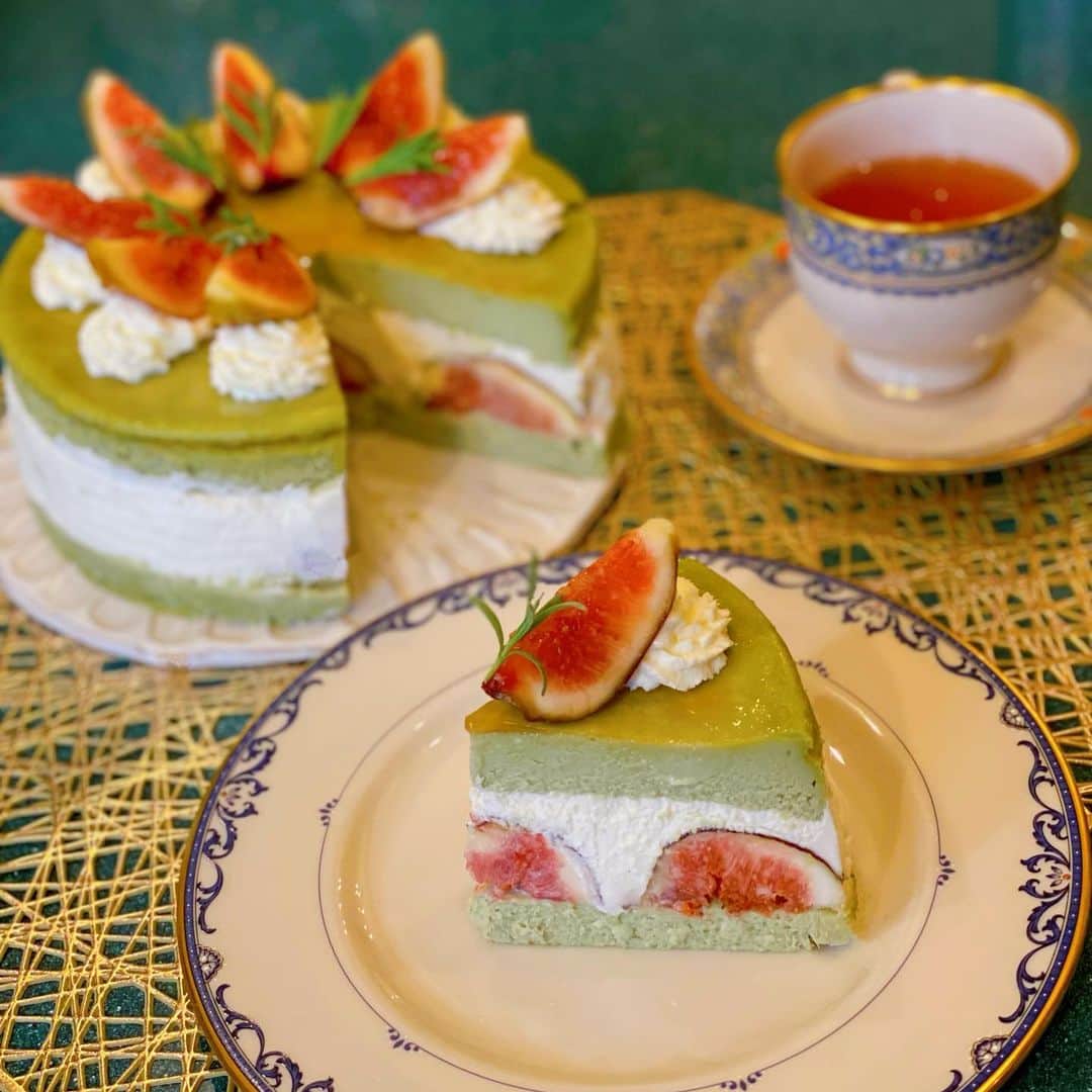 のインスタグラム：「・ ⁡ 一度は行ってみたいカフェが いつも混んでるので ちょっと前にレシピ本を買って作ってみました😋☕︎💭 ⁡ #いちじく をたっぷり使った #抹茶チーズケーキ🍃 ⁡ ⁡ いつか本物を食べてみたいなー..☺️🎂 ⁡ ⁡ ⁡ #おうちカフェ #手作りケーキ #小野寺家の食卓 #いちじくサンドケーキ #🎂 #断萌え #チーズケーキ が好きすぎて... #新しいチーズケーキの教科書 #AWORKS  #学芸大学#cafe #食欲の秋 ですね #🌝🍁」