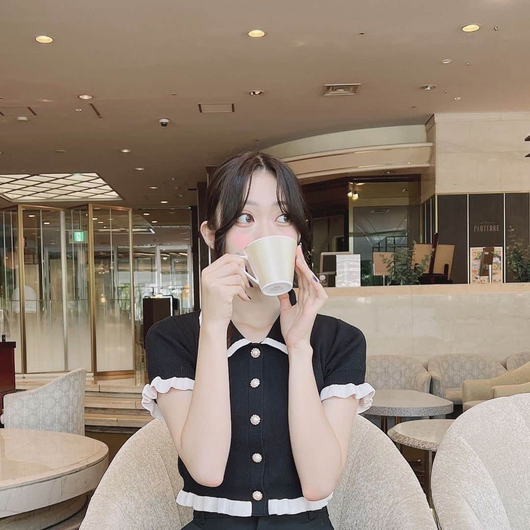 のインスタグラム：「☕️🥪 . なにみてるんだろ👀」