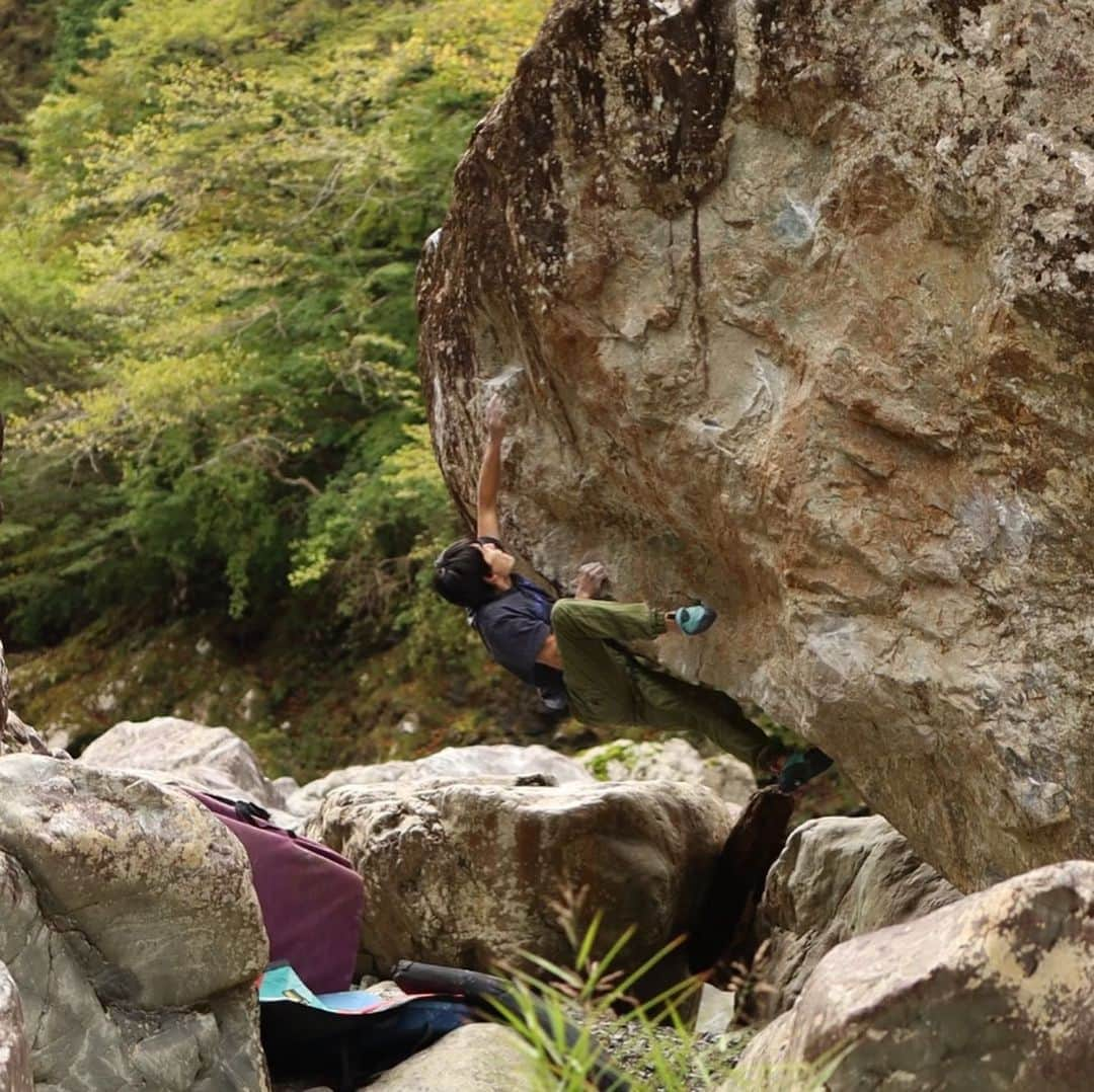 濱田健介さんのインスタグラム写真 - (濱田健介Instagram)「Absinthe V11/12 FA, Mitarai.  I found the project, that located left of Thujone V12.  Sharp crimps and technical. It’s so nice.  一昨日と今日、久々に御手洗。  ツヨンの左にラインが見えたので、トライ。 まず、めちゃ鋭いスタートホールドの痛さが核心。その後もホールドは悪くいつでも落ちれる感じ。  一昨日はトライし始めたのが日暮れ前で時間もなく敗退。  気になって今日リベンジしに行ってきた。 指皮の消耗が激しいので、集中してトライ。3回目くらいのトライで初手がいい感じに止まりそのまま登れた。 いやー、上部落ちなくてよかった。。  登られた痕跡も話もないので、おそらく初登ですかね。  アブサン 3/4段  グレードはV11かV12かなーってところで、よくわからんので再登の意見が聞きたいですね。  更に右下から繋げるラインも少し触ったけど、これはまた次回かなー。  何気にハリガネムシ、岩魚も軽やかにリピート出来たし調子良さげかも？ そして、1番の成果は圧倒的不可能リストだったククゼンの初手が出来そうだったことか？ま、出来てないけど。  @rockmasterhq_caravan  @organicclimbing  @unparallelup  @nogradjustfeeling  @frictionlabs   #御手洗ボルダー」10月21日 0時01分 - hamaken87