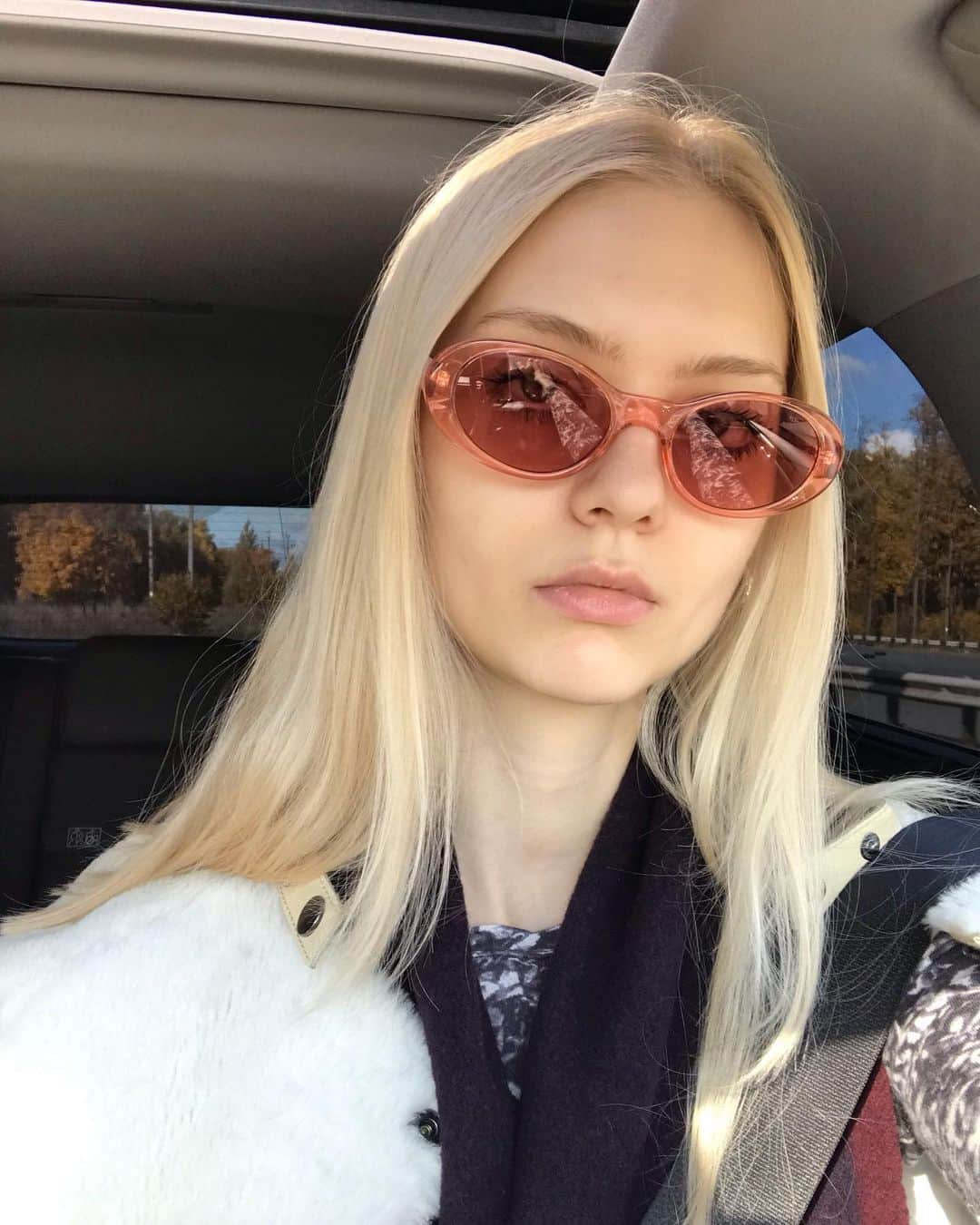 ナスティア・クサキナのインスタグラム：「Autumn looks even better through my rose-colored glasses 🍂」