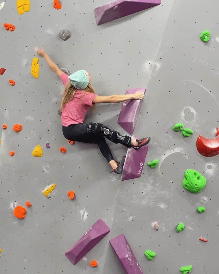 シャウナ・コックジーのインスタグラム：「Climbing! YAY!  I got to increase the range on the brace and it’s made me so so happy! Finally feeling like I can move (a bit) on the wall again! Can’t wait to get this thing off but for now I’m happy climbing these beaut purple boulders at @tchsheffield ☺️ Here’s my fave from the new set!」