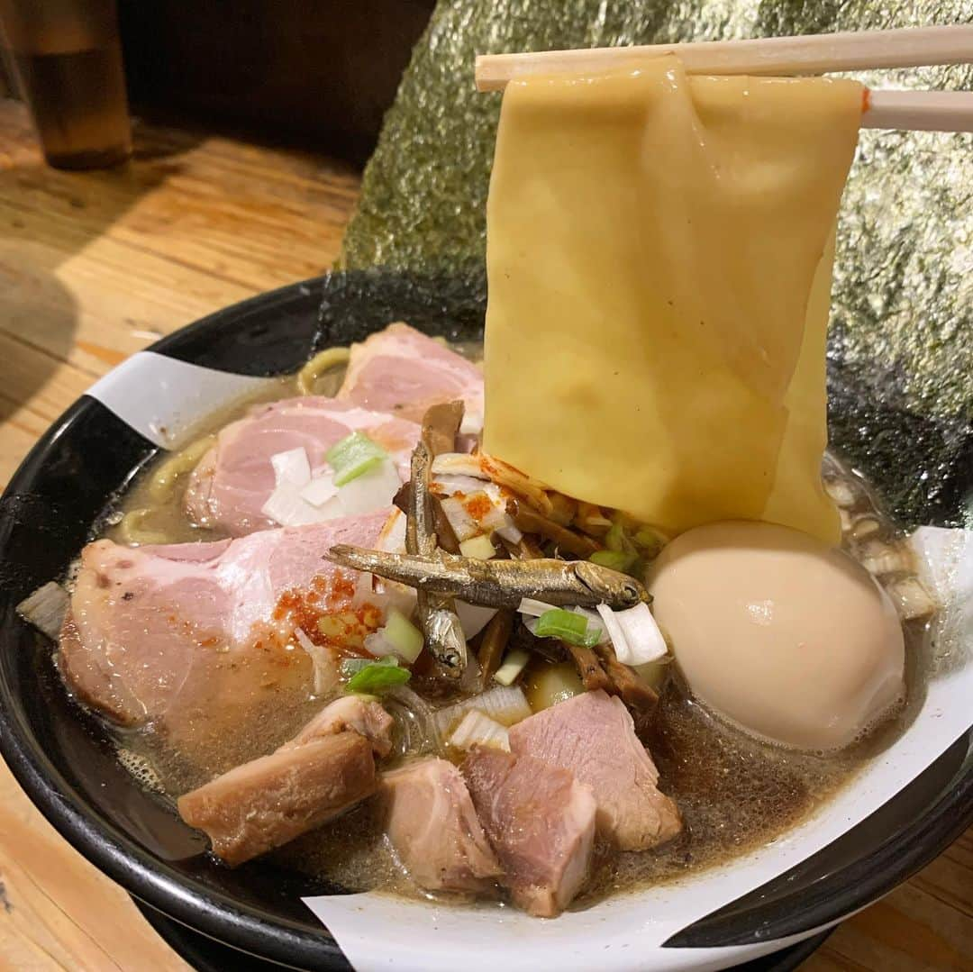 吉川ちえさんのインスタグラム写真 - (吉川ちえInstagram)「【😚🍜😚🍜😚🍜】 . 大好きなラーメンの紹介🙋‍♀️💕 新宿ゴールデン街にある ⭐️すごい煮干しラーメン凪⭐️ . 店名の通り煮干しラーメン🐟❤️ スープは全国から厳選した20種類以上の 煮干を独自ブレンドした超濃厚スープ🙈 めっちゃ濃い‼️染み渡る感じw . 麺もモチモチ食感でスープに 絡むちぢれ中太麺🥺太めだけど 食感美味しいから麺は完食コース🧡🧡 . 🐟すごい煮干しラーメン凪🐟 📮 160-0021 東京都新宿区歌舞伎町１丁目１−１０ 2F 📞 03-3205-1925 . #すごい煮干しラーメン凪 #すごい煮干しラーメン凪新宿ゴールデン街店本館  #煮干しラーメン凪 #ゴールデン街グルメ #煮干しラーメン #ラーメン #ラーメンインスタグラム  #ラーメン好きと繋がりたい」10月21日 0時44分 - yoshikawachie_16