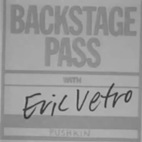 アリアナ・グランデのインスタグラム：「my friend and vocal coach of over 13 years, eric vetro, has started his very own podcast !!!!! it’s called #BackstagePassPod and i am so very proud of and excited for him. the link is on my story but it’s available wherever you listen to things. there are no words to describe what a gift of a human being this man is ! he has been by my side every step of the way and believed in and encouraged me, my voice, my heart, my music, my ideas since i was 15. also !!!!!! there is no way i would have survived what has been vocally demanded of me over the past decade without him. from simultaneously filming a television show playing a character with a squeaky, silly voice during the days and recording my debut album at night on 0 sleep, to completing 4 tours with no vocal injuries (thank you thank you god/eric), or just about anything else i’ve experienced in my professional (or personal) life. your guidance and friendship has been and is one of the greatest gifts in my life. :) if you’re a vocal, music nerd like me, this whole series will definitely be your cup of (throat coat) tea. aside from being one of the greatest teachers and healers on earth, he is just a gem of a human being, i truly can’t say it enough. thank you eric for our hundreds of facetime warm ups (even when i’m in another country and it’s 3am your time) and our most cherished in person lessons where we cannot get through an exercise without laughing and our countless memories. i love youuuu !」