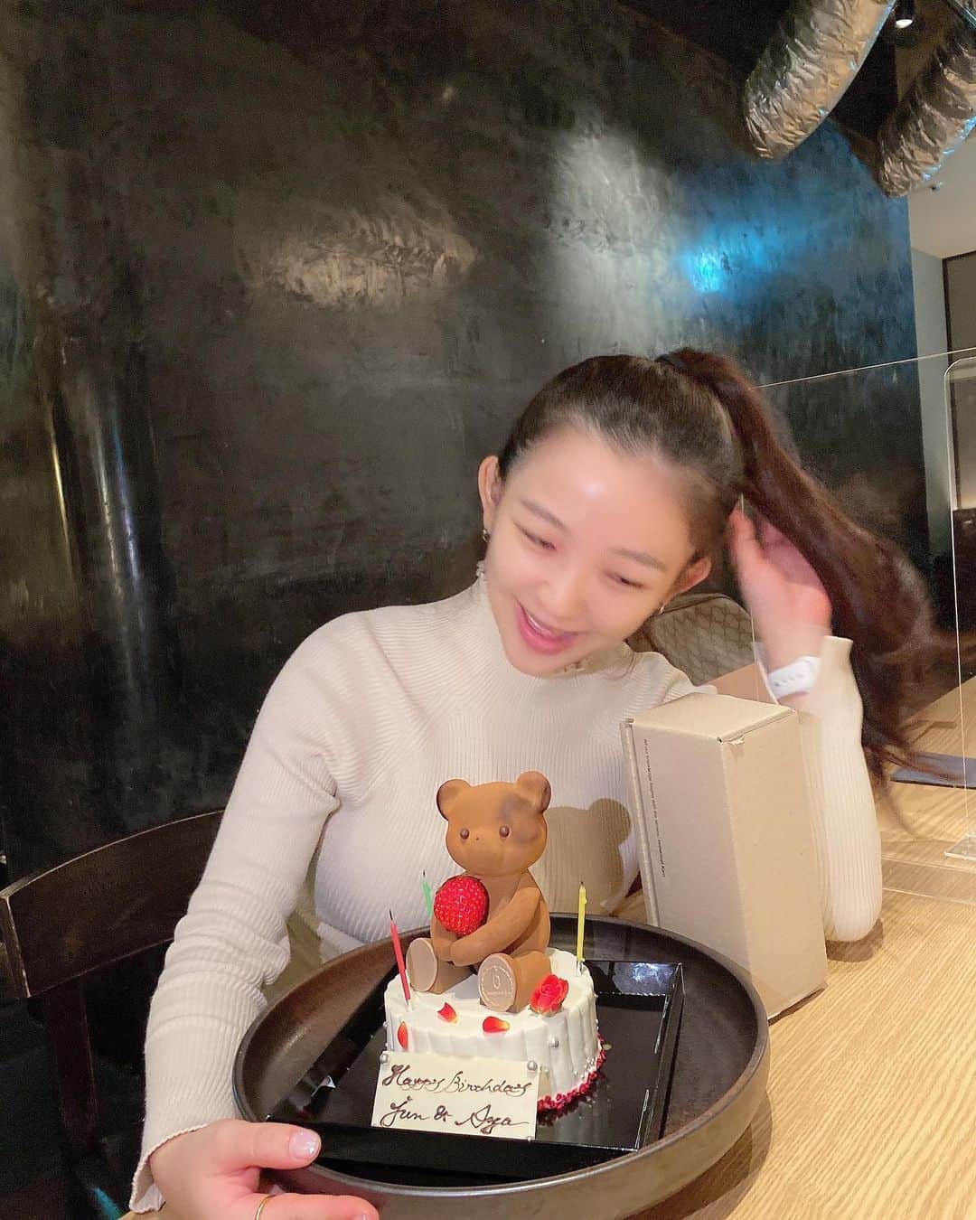 天木じゅんさんのインスタグラム写真 - (天木じゅんInstagram)「. . 大好きなhappyな お姉様にお誕生日 お祝いしてもらいました♥︎:) 美味しいお蕎麦食べて マシンガントークしてたら まさかのサプライズで 可愛すぎるケーキ🎂が🧸❤️ こんな日に限ってすっぴん残念。。。 この後はみんなでサウナ行って ばっちりととのいました☺︎  今日の東京タワー🗼 下だけライトついてて 上ついてないなーって思ったら 満月を🌕輝かせるために 気を遣って下だけ光ってたみたい なんて素敵な設定なのかしら  今日は沢山歩いて 沢山笑い転けて サウナも行けて 楽しい休日でした❤️ . . #誕生日 #cake #サウナ女子」10月21日 1時11分 - jun.amaki