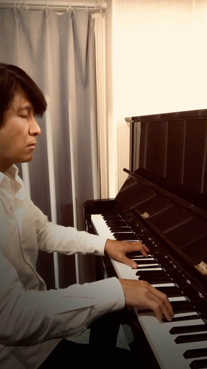 望月衛介のインスタグラム：「きょうは満月、おつとめです。 　 　 きょうは満月インスタライブをやったんですが そこで3曲ほどできたので それをベースに作ろうと思っていたら なんと、そのライブ動画が保存されていなくて 振り返られない。。泣 　 　 微塵も覚えていないので（笑） 一からつくりました。 　 ですが、ここから難産でして この時間までかかってしまった。  　 満月作曲は いつだって楽をさせてくれない。  段々とハードルが、上がる。 　 それが人生かな。  #満月 #作曲 #ピアノ #piano #pianist」