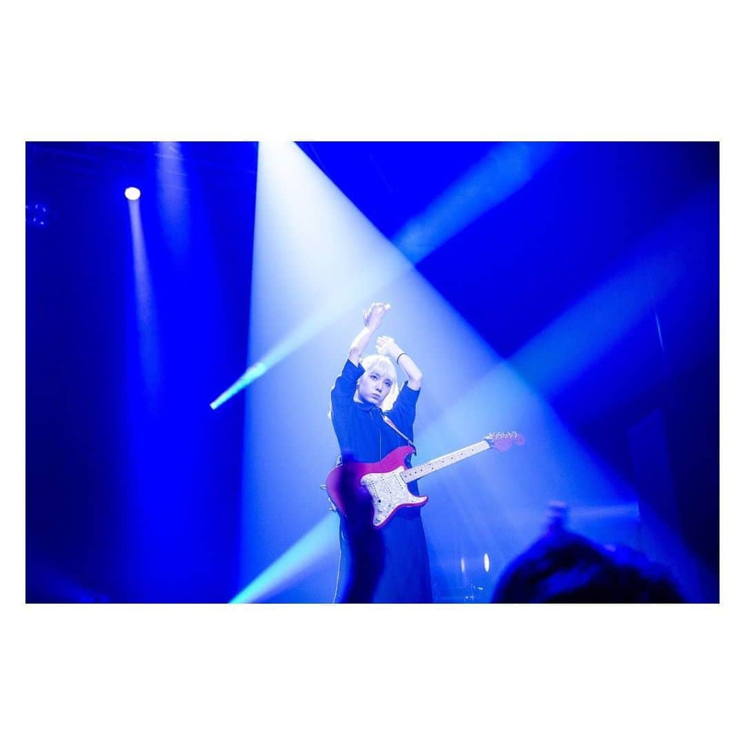 MAMIのインスタグラム：「SCANDAL TOUR 2021 『SCANDALの対バンツアー』 . . . 仙台はindigo la Endをお迎えした夜でした〜🪐🪐 とっても忙しいだろうからダメもとでお願いしたのに 受けてくれて本当に感謝でした🥲 メンバーみんな袖で観てたのだけど大興奮だったよね😤🔥 来てくれたみんなありがとう🥰 indigo la Endの皆様もありがとうございました🥰 . さ〜て、次は広島だ〜〜ーん🪐 . 📸 @ninjajon  #深夜の投稿 #ハラヘッタ」