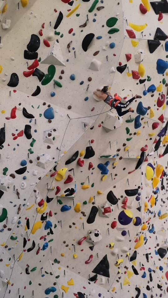 ハンナ・シューベルトのインスタグラム：「Last training before the European cup in Laval done ✅ . Still don't like jumps in routes but this one is actually pretty cool 😎 maybe because it's just a 7c+ route 🤷‍♀️😅  @austriaclimbing @mammut_swiss1862 @lasportivagram @heeressportzentrum」