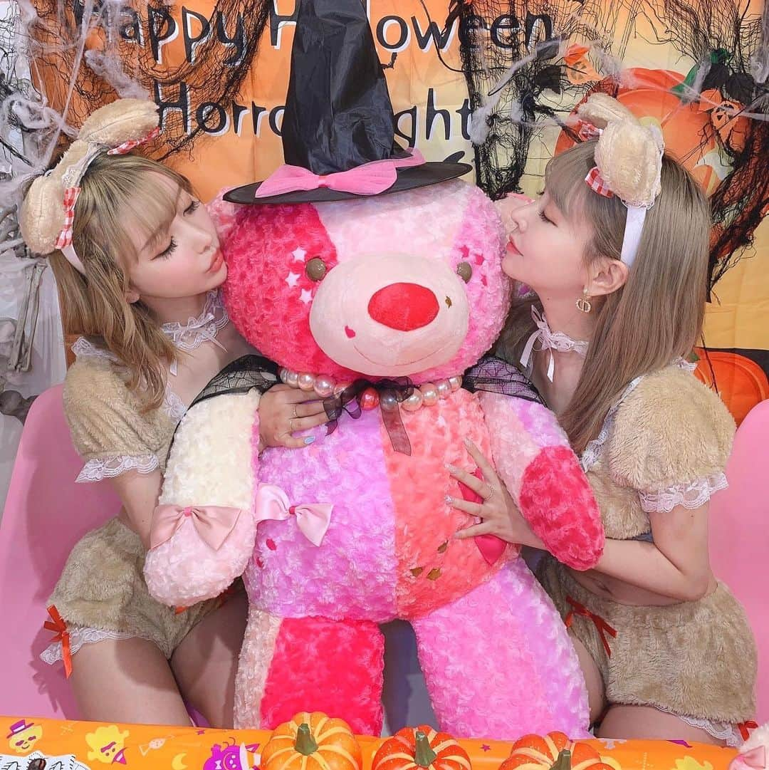 吉川ちえさんのインスタグラム写真 - (吉川ちえInstagram)「【ハロウィン期間限定🎃】 . 中板橋にあるREMEMBER🎀 ( @remember6758 ) ハロウィン限定のアフタヌーンティが 今できます🧸🌈 ハロウィン仕様は31日までらしい💜 . しかもペットもOK🐶で 4名から貸し切りもOKなんだよ😚💖 . ひとり2980円💰で コーヒー紅茶オカワリ自由でこのクオリティ😂💘凄すぎる‼️w . 通常バージョンのお店(通常はピンク💗)可愛いけど ハロウィン仕様も可愛くて感動🥺💕 . 貸し切り出来るから女子会パーティや誕生日会にも使えるよね🍰💗 . ⭐️完全予約制⭐️なので 予約して行ってみてね🙈❤️ 🎀REMEMBER🎀 📍東京都板橋区大谷口北町7-1サンマリハウス-1F 🚃 東武東上線「中板橋駅」より徒歩10分 📞 03-6909-3515 . #アフタヌーンティー #中板橋アフタヌーンティー #ハロウィン #ハロウィン限定 #女子会 #誕生日会 #party」10月21日 1時54分 - yoshikawachie_16