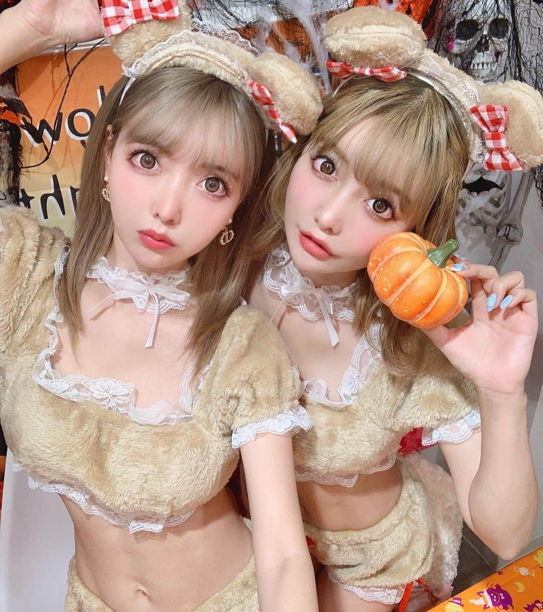 吉川ちえさんのインスタグラム写真 - (吉川ちえInstagram)「【🧸🎀🧸🎀🧸🎀🧸】 . ハロウィンコスプレしたよ~🎃💕 みんなでくまになった🧡❤️ このくまのコスプレは 👉( @dazzy_official )のだよ🌈 . めっちゃ可愛くない⁉️🥺💗 耳もついてるしレースも可愛いし リボンも甘めでどタイプすぎた😤❤️ . #dazzystore  #デイジーストア #コスプレ #コスプレ女子  #ハロウィン仮装 #ハロウィンコス #ハロウィンコスプレ  #ハロウィンパーティー」10月21日 2時05分 - yoshikawachie_16