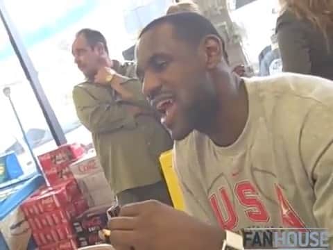 クリス・ボッシュのインスタグラム：「Throwback to me, @kingjames, @dwighthoward, @cp3 and @dwill8 eating burgers at a gas station back in 2008 to kill time before our flight to China the Olympics.  Recorded on my flip cam. A classic.」