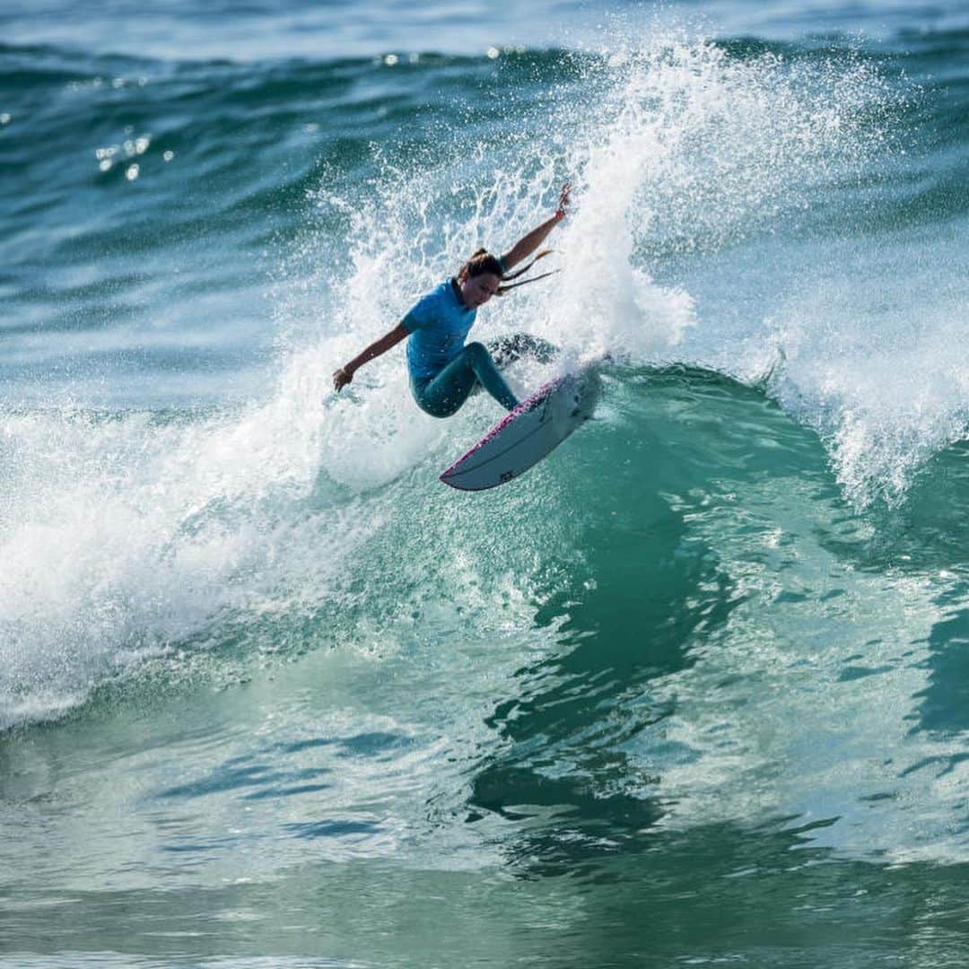 ティア・ブランコのインスタグラム：「Hossegor!!!💛💛💛 I had so much fun competing the past few days ☺️ finished equal 9th here… would have loved to keep the ball rolling, but just couldn’t find my rhythm in the last heat! Nothing but smiles & gratitude though for the amazing time I’ve had. Every single day has been absolutely stunning. I feel blessed! Thank you @bgillyb for the support this event 🙏🏽 @tcl_usa @shopvejii @raen @sector9 @dearselfskincare @lostsurfboards」