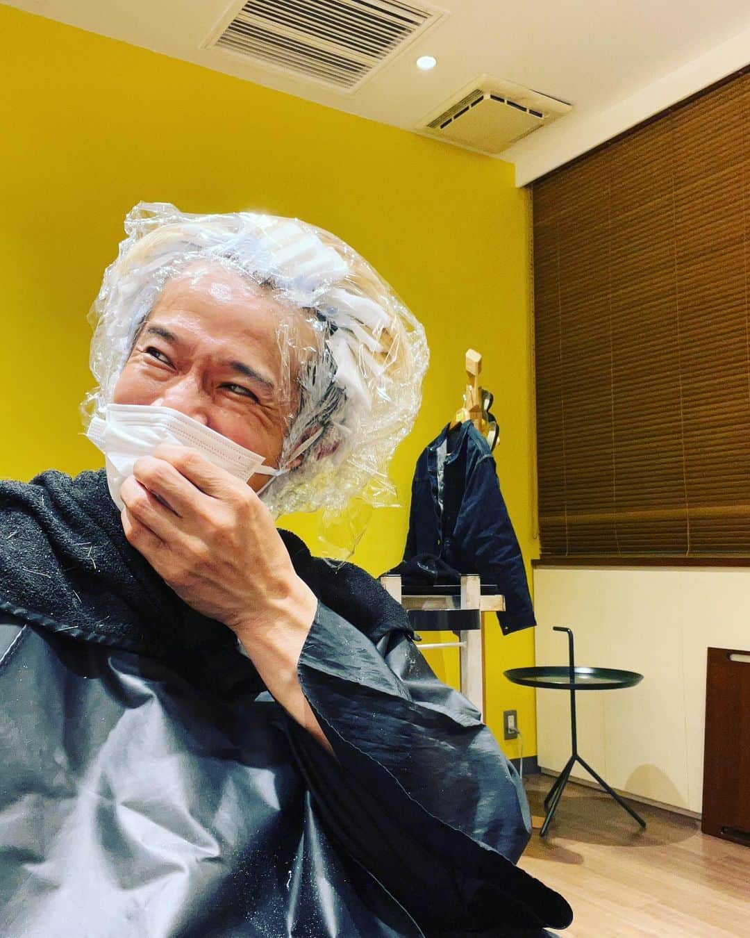 庄司智春のインスタグラム：「金髪の根元を染めにいつもの美容室に。 担当者の方とはもう10数年の付き合い。 染めて待ってる時間で爆笑トークw 癒されるね！  本当は1人です。 担当者は別のお客さんに行きました。 1人で染まるのを待ってます。 個室に1人です。 独りで撮影しました。」