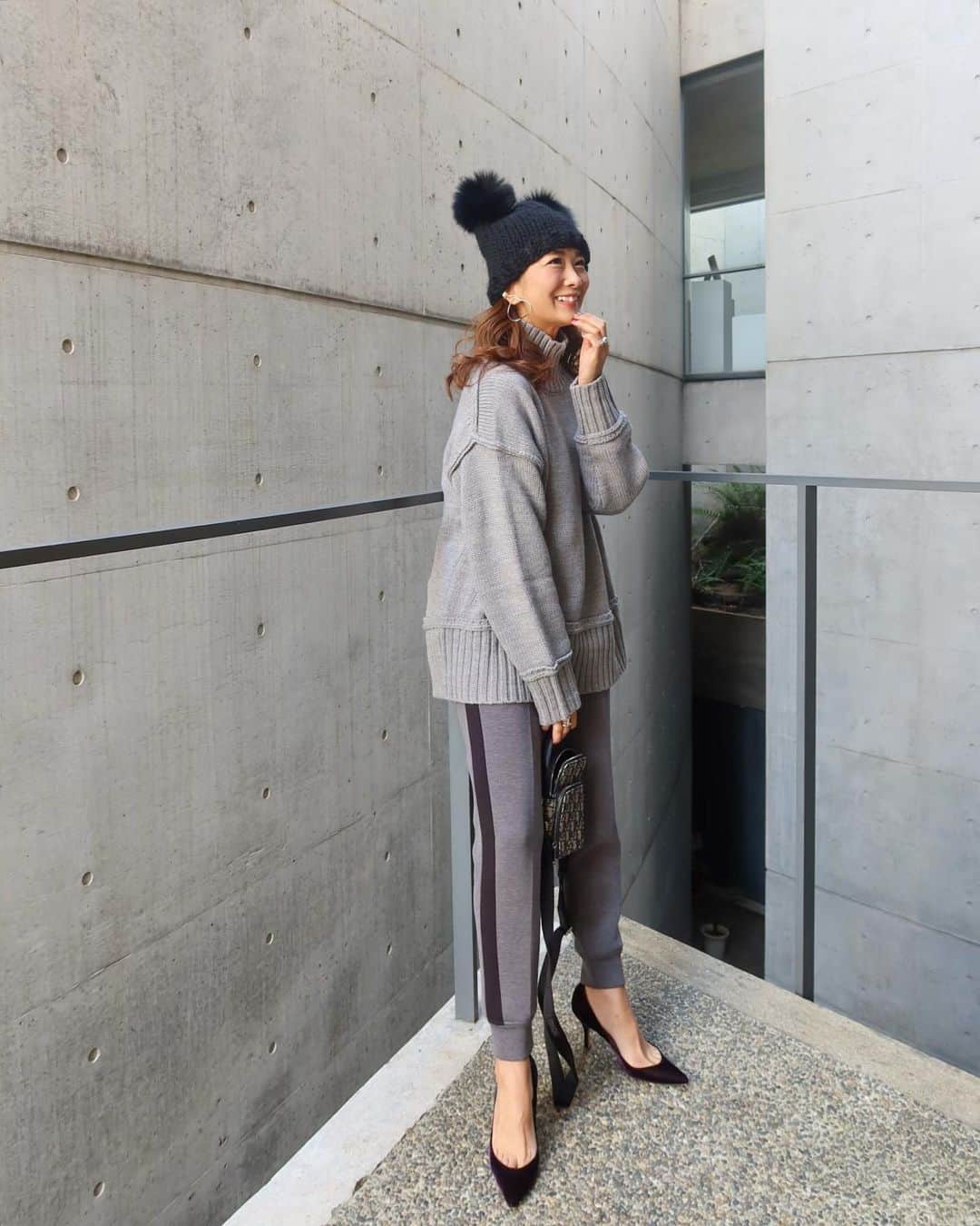 Mai Wakimizuのインスタグラム：「gray×black♡なんか物足りないなって思った日はとりあえずポンポンちゃんを被ってみる＼(^o^)／popup shopの店頭でも大人気で取り合いになってます♡笑 合わせたボリュームニットは今年のマストアイテム♡グレートーンの大人なスタイリングにポンポンちゃんがまた良い感じ♡ knit&pants:#linkable @linkable_official(popup先行発売) beanie#modiste ×#linkable (予約販売中) ------------------------------ 【popup shopのご案内】 日時:2021年10月19日(火)〜24日(日) 11:00〜18:00(24日日曜日は16:00close) 場所:gallery北野坂 神戸市中央区山本通1-7-17 WALLAVENUE3階 ------------------------------」