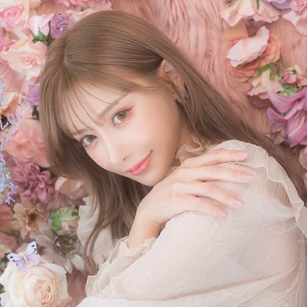 明日花キララのインスタグラム：「銀座キャバクラJ-VOGUEをオープンしたけれど、緊急事態宣言中で一度もまだお店に立てていませんでした🥺 ですが、ようやく 10月29日(金)に明日花キララのバースデーイベントを開催させて頂くことになりましたーー！！👏🏻👏🏻 100組限定で銀座J-VOGUEで行う予定です。 オリシャンも作ったよ❤︎ 一緒に飲みましょ👼🏻 (このときのカラコンは @flurry.contact の恋するバンビ🦌🤎)  詳細はこちらをチェックしてください🕊 https://t.livepocket.jp/e/kirara」