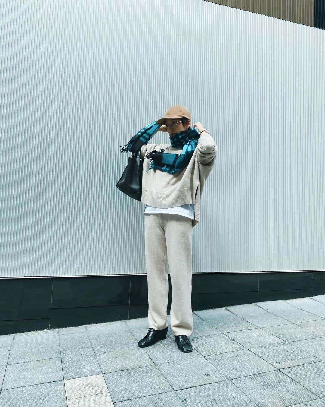 高山都さんのインスタグラム写真 - (高山都Instagram)「男の子のスタイルにヒントはたくさん隠れてる。 とワタシは思っていて。 コンサバとか部屋着にならないニットのセットアップを着た今日の #都ふく knit setup @oblekt_jp  T-shirt @shinzone_official  cap @kijimatakayuki  eye wear @ayame_id  stole @joshuaelliscashmere  bag @celine  shoes @lemaire_official  ニットもパンツもストールもキャップもカシミアっていう、なんだか全部にすりすりしてたいくらい暖かくて気持ちいい。 Tシャツの見せ方とか、差し色のストールとか、靴と時計のベルトで黒をさしたのとかが淡いベージュをぼやけさせないポイント。 リュックでもよかったけど、たくさんモノが入るセリーヌのバッグとレースアップのレザーシューズで東京の渋谷六本木を行き来するスケジュール感にあわせてみた。」10月21日 14時51分 - miyare38