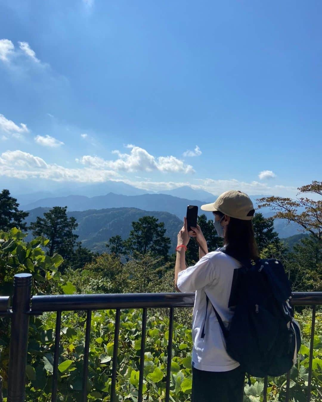 坂下千里子さんのインスタグラム写真 - (坂下千里子Instagram)「山登り！不思議な光が撮れる！リフトに乗ったら、あっという間にに頂上着いちゃった。もっと歩きたい！！  . . #山登り #高尾山 #登山女子 #荷物 #激重い#次は #もっと #軽く #したい」10月21日 15時01分 - chiriko_sakashita_official