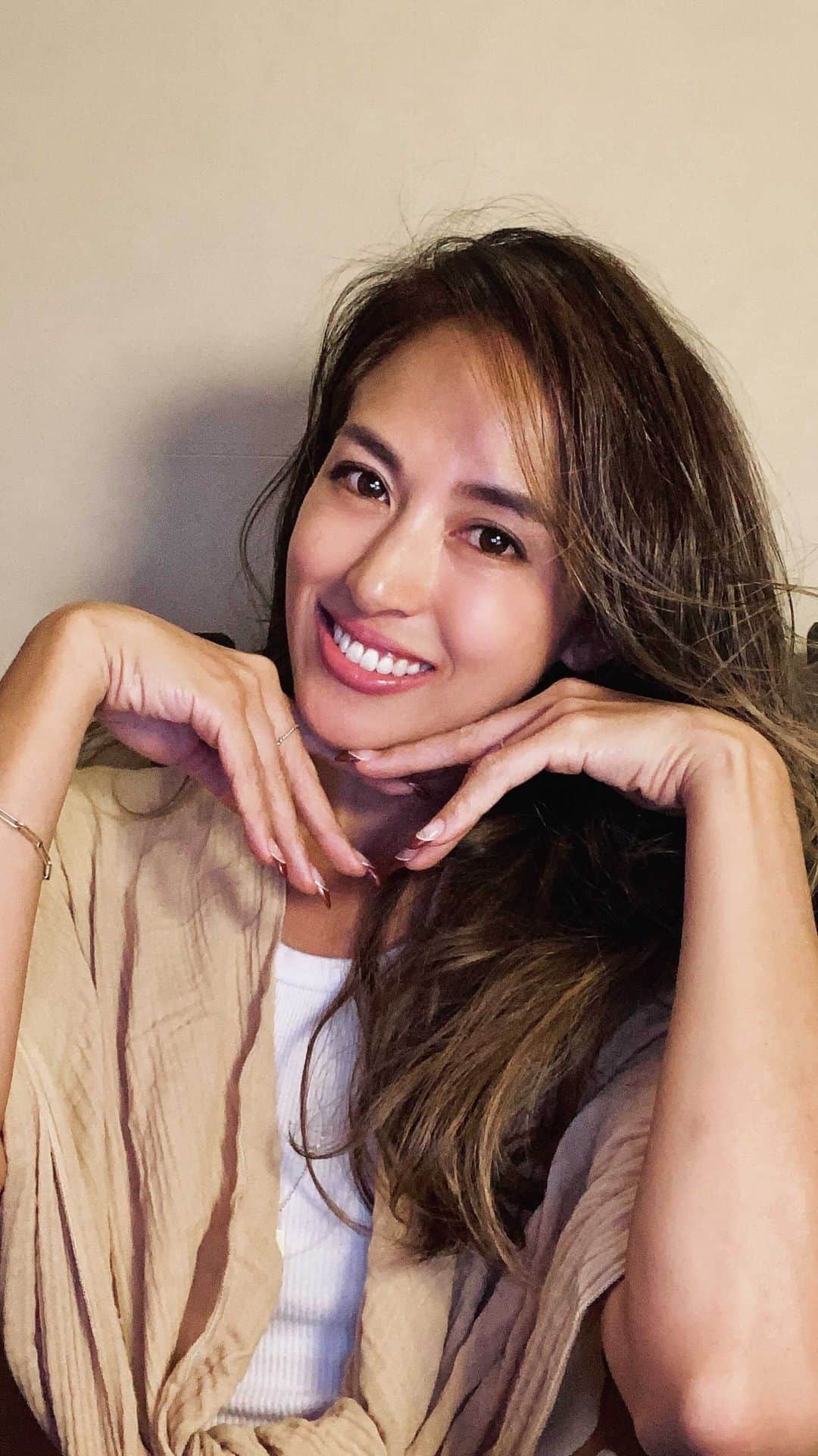 Mieのインスタグラム：「突拍子もない事話出す7歳児。 本日は大統領の事😅 時間ない時に作る、超簡単なんでも入れちゃえハンバーグ😉 コウと（リアも一瞬）一緒に作る夕飯❤️ 上手にマッシュルームをみじん切りにしてくれました💪🏽  今日はジューシーなお肉にセロリのシャリシャリ感が美味しかった❤️  みんなおかわりおかわりとモリモリ食べてくれたよ✨  母ちゃん幸せ❤️  #ハワイ生活  #田嶋家の夕飯 #アトピー改善食 #添加物は極力避けて✨」