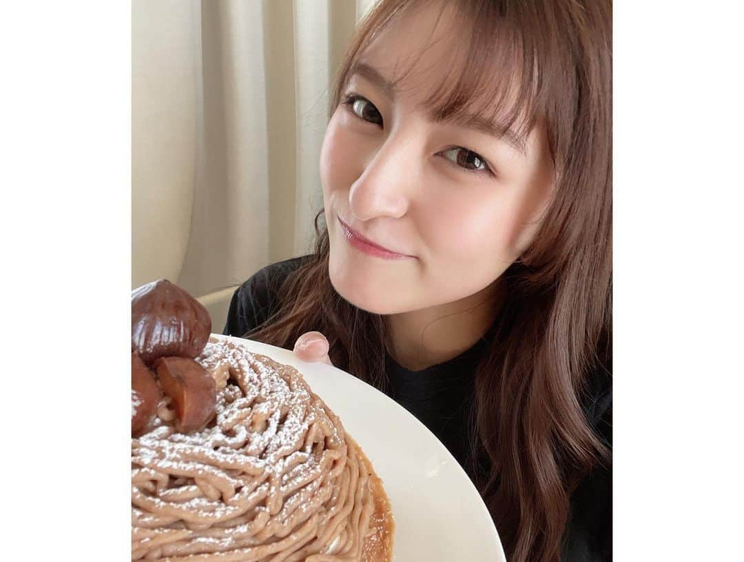 森高愛さんのインスタグラム写真 - (森高愛Instagram)「#森高のお菓子作り 🌰  お友達の誕生日でモンブランタルト🌰作った〜☺️  腕力の問題でふにゃふにゃになってしまったり、 なかない粉糖切れてたりと ちょっと不恰好になってしまったのが残念だけど、、🙍‍♀️  #モンブラン #モンブランタルト」10月21日 15時19分 - ai_moritaka_official