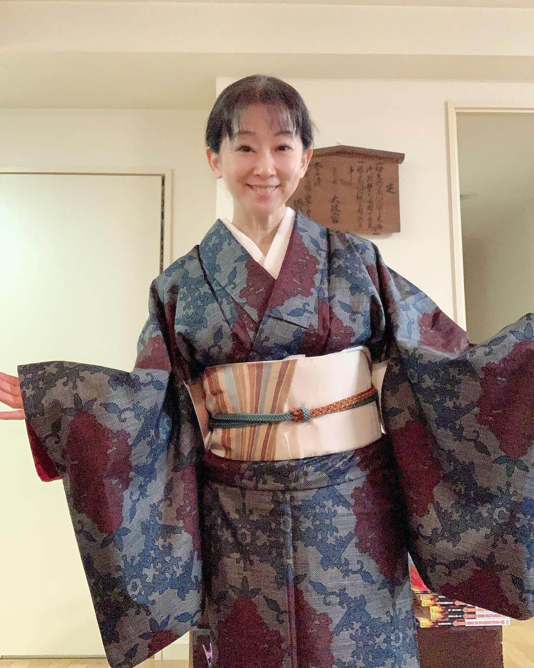 南かおりのインスタグラム：「昨日は夜にバタバタとお着替え！ ママンの大島紬だよ！ とても着やすくて好き💕  あんまり出番ないんだけど💦 久しぶりに着たかも！」