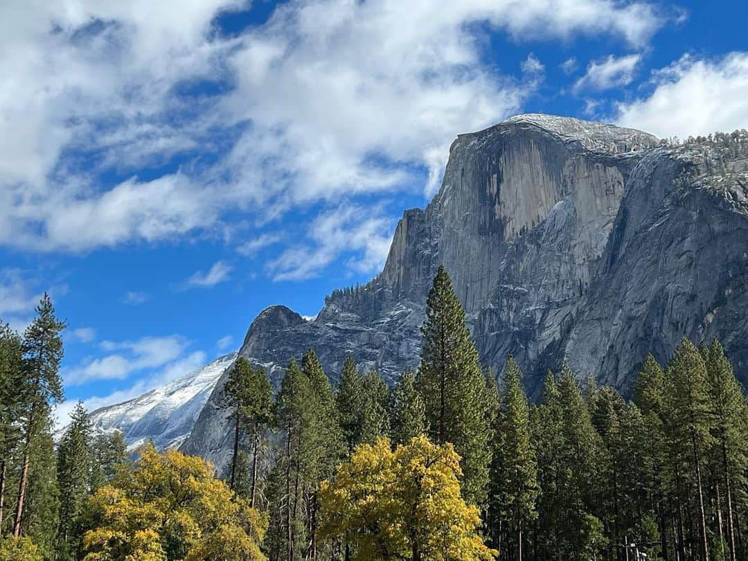 植田夢月のインスタグラム：「Snow-covered Half Dome after storm. Snake Dike we've done 2 days before must be icy...  #yosemite #yosemitenationalpark #yosemitevalley #yosemitenps #halfdome #halfdomehike #halfdomeyosemite #halfdomeview」
