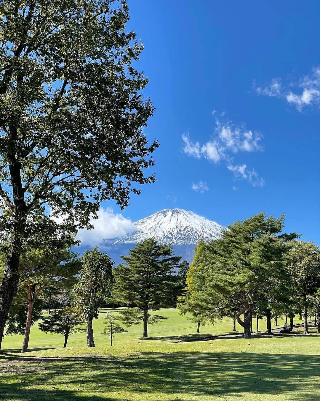 ピーターさんのインスタグラム写真 - (ピーターInstagram)「昨日は、 「富士平原GC」⛳️  こんなに殆どのホールで富士山を身近に感じながらのゴルフは、生まれて初めてでした。  快晴に恵まれて、楽しいゴルフでした。 51年にもなる、古い友人と笑いながらのラウンド❤️❤️❤️  章則、ありがとう‼️  　　　慎之介拝  #ピーター #富士平原ゴルフクラブ #池畑慎之介 #日本一の山  #親友  #秋晴れ  #快晴  #ゴルフ #富士山」10月21日 8時30分 - oziba1952