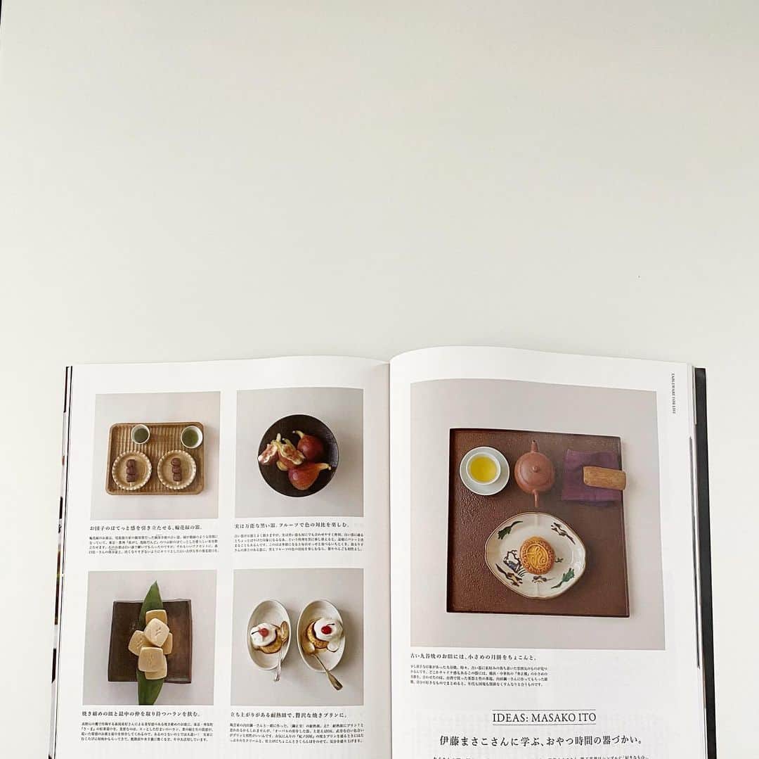 伊藤まさこのインスタグラム：「器や料理の写真(自分で撮る場合)は強弱の少ないフラットな光が好み。バックは被写体が映えるよう控えめな質感のデコラ板を使います。&premium12月号(え、12月号？)は器の特集。「おやつ時間の器づかい」を紹介しています。緊急事態宣言中、1日ひとつかふたつおやつを買いに行きスタイリングしiPhoneで撮影。原稿はメールでやりとり。こういう仕事の仕方もいつか思い出になるのかな。」