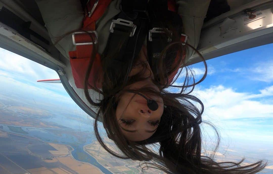 Kristina Bashamのインスタグラム：「Listening to “Comin in Hot” while doing aerobatics is fun. 🙃🙃🙃」