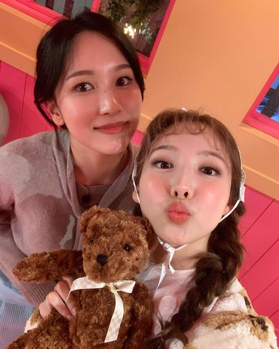 ナヨンさんのインスタグラム写真 - (ナヨンInstagram)「mom and her baby 👩🏻‍🍼❣️」10月21日 9時43分 - twicenayeon