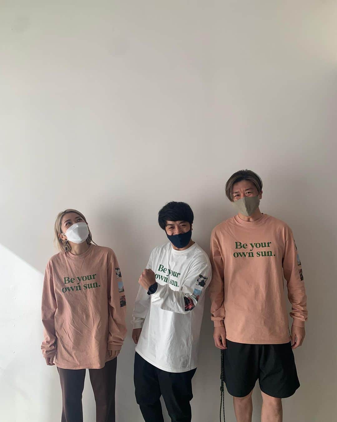 花盛友里のインスタグラム：「しょっちゅう一緒にお仕事させてもらってるデザインプロダクションのターミナルさん。　@terminal_inc   撮影してて振り返ったら STOCKの服みんなが着てくれてたー！！！！  な、け、る、、、涙  みんなめっちゃハードワーカーなのにすんっごい仲良くて、いつも楽しい現場🌈🌈🌈🌈  感謝感謝感謝ー！！！  みんなが着てくれてるのはLサイズで、156cm,163cm,178cm🦕🦖」