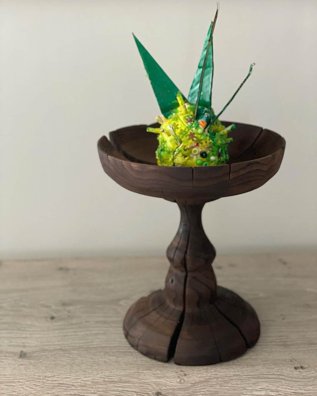 山口もえのインスタグラム：「・  次女が作ったパイナップル🍍 ステキな木の器にのせたら もーっとステキになった💕👏  #4歳児#作#パイナップル #木の器#インテリア #おうち時間」