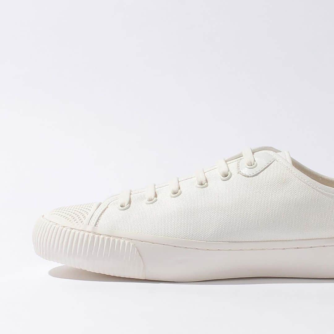 アドミラルのインスタグラム：「Admiral Footwear 2021 AW [BEATTY / WHITE] 13,200JPY (tax in)  イギリス軍のビンテージトレーニングシューズから着想を得たバルカナイズスニーカー。  アッパーに厚手の帆布を用い、アウトソールはマッケイ製法を採用。履くほどに雰囲気の出る、末永く愛用できる仕様。  #footwear #admiral #admiralfootwear #sneakers #2021aw #スニーカー #アドミラル #アドミラルフットウェア」