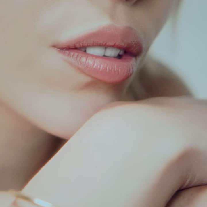 Danna Paolaのインスタグラム：「Sigo muy emocionada con esta canción y este video… 🥺🤍 de verdad gracias x todo el cariño que le están dando!   Es la primera canción de amor que escribo en la vida a lado de dos compositores que adoro… y es tan bonito ver su reacción y recibimiento al salir un poco de la zona de confort en mi música y compartirles este cachito de mi… ☁️   #AUnBeso 💋 comenten acá abajo muchas ☁️☁️☁️」