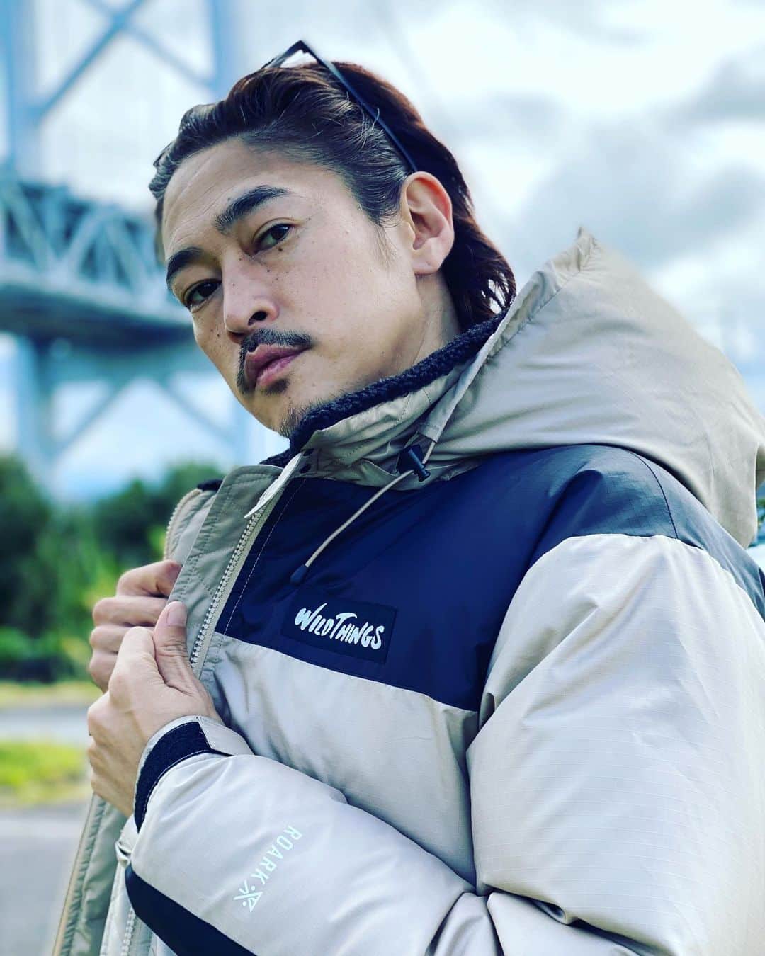 窪塚洋介のインスタグラム：「昨年から気に入って着ている @roark_japan 。 こいつはボアフリースの衿周りをダウンフードでオンオフできる定番のダウンジャケットだけど、作りが極上なのは袖通した瞬間わかる。 さすがUS NAVYに全天候用衣類システムを提供するWILDTHINGSとのコラボ。 ROARK x WILDTHINGS   "HAPPY JACKET"。 高次元。 シンプルで至極。   #roark #roarkrevival  #ロアーク #ロアークリバイバル」
