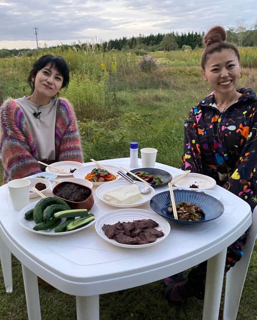 柴咲コウさんのインスタグラム写真 - (柴咲コウInstagram)「(昨日早く寝ちゃって投稿できなかった💦)  『今夜くらべてみました』という番組に、「燃えよ剣」の宣伝で出ました⚔ 番組ではお会いしたかった女性狩猟家・まやもんにお会いできて楽しかった😍　  食べること＝生きること  当たり前のことなんだけど私たち人間はそれを再認識しないといけないなぁと思う☺️  私たちの食べる農作物を守るために「害獣駆除」される鹿や動物たち。 しないという選択肢が持てないなら、その命を余すことなくいただく。それが命に対する敬意というものだと思う🙏  山を知る。 自然と対峙する。 動物の生態を知る。 命に敬意を払う。 それが、マタギ🦌🐗  (I fell asleep early yesterday and couldn't post 💦)   I appeared in the TV program of japanese show yesterday, with the promotion of ""Baragaki: Unbroken Samurai" ⚔  On this show, it was fun to meet the female hunter "Mayamon" who I wanted to meet😍   Eating = living   It's a matter of course, but I think humans have to re-acknowledge it☺️   Deers and animals that are "extermination" to protect the crops we eat. If you can't stop it, get their blood, flesh, bones, everything. I think it's a respect for their life 🙏   Knowledgeable about the mountains  Confront the nature.  Know animals life well.  Respect all lives.  That is "Matagi" 🦌🐗  #今くら #ていねいな生活 #ていねいな暮らし #こだわりすぎて行き着いた究極の自炊人生 #B型あるある　？ #興味が湧いたら即行動 #没頭してると人の声聞こえない #好きなことには何時間でものめり込む #自然崇拝 #animism #森羅万象 #八百万の神 #好奇心 #Curiosity #FemaleHunter #matagi #女猟師  #gibier」10月21日 12時01分 - ko_shibasaki