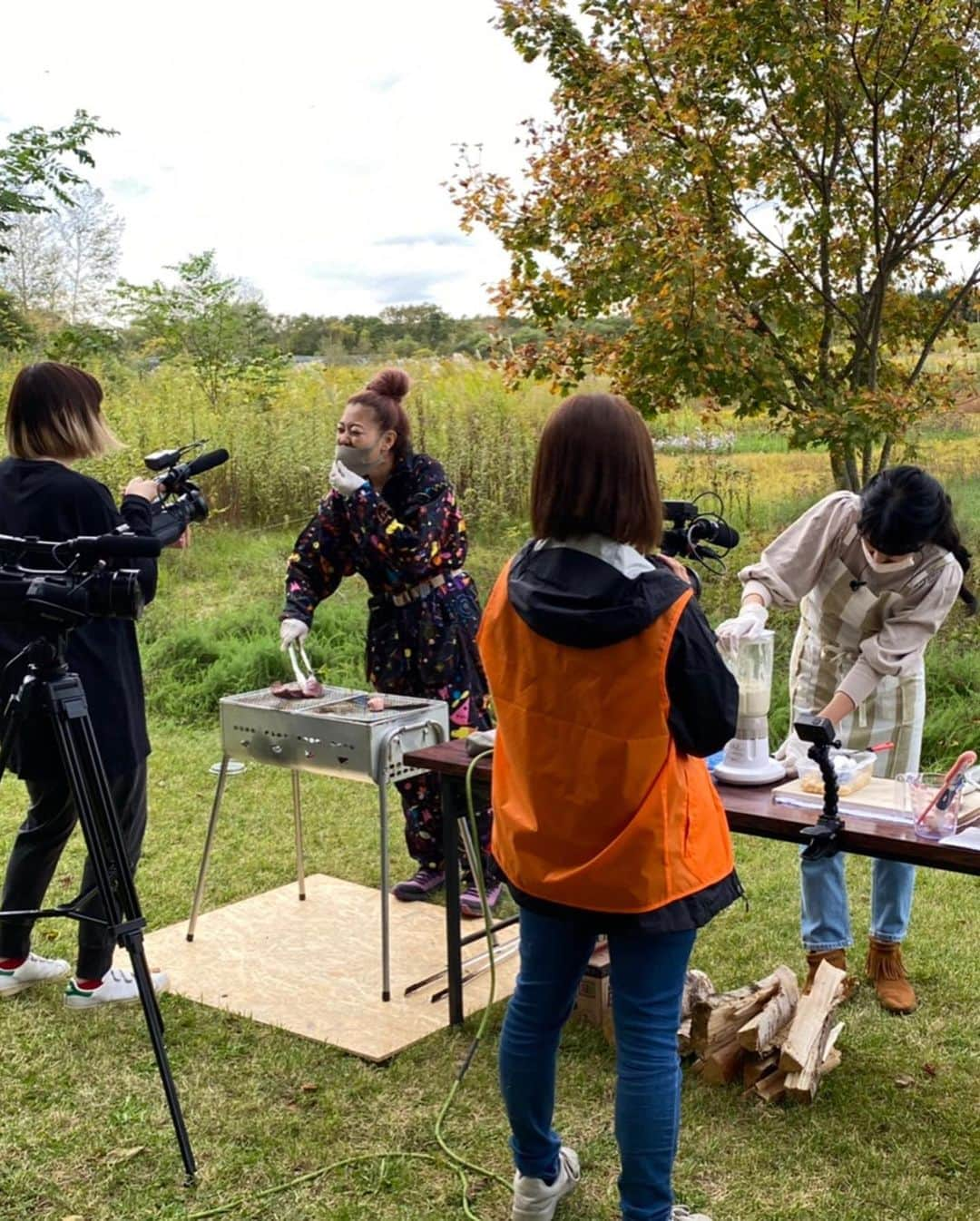 柴咲コウさんのインスタグラム写真 - (柴咲コウInstagram)「(昨日早く寝ちゃって投稿できなかった💦)  『今夜くらべてみました』という番組に、「燃えよ剣」の宣伝で出ました⚔ 番組ではお会いしたかった女性狩猟家・まやもんにお会いできて楽しかった😍　  食べること＝生きること  当たり前のことなんだけど私たち人間はそれを再認識しないといけないなぁと思う☺️  私たちの食べる農作物を守るために「害獣駆除」される鹿や動物たち。 しないという選択肢が持てないなら、その命を余すことなくいただく。それが命に対する敬意というものだと思う🙏  山を知る。 自然と対峙する。 動物の生態を知る。 命に敬意を払う。 それが、マタギ🦌🐗  (I fell asleep early yesterday and couldn't post 💦)   I appeared in the TV program of japanese show yesterday, with the promotion of ""Baragaki: Unbroken Samurai" ⚔  On this show, it was fun to meet the female hunter "Mayamon" who I wanted to meet😍   Eating = living   It's a matter of course, but I think humans have to re-acknowledge it☺️   Deers and animals that are "extermination" to protect the crops we eat. If you can't stop it, get their blood, flesh, bones, everything. I think it's a respect for their life 🙏   Knowledgeable about the mountains  Confront the nature.  Know animals life well.  Respect all lives.  That is "Matagi" 🦌🐗  #今くら #ていねいな生活 #ていねいな暮らし #こだわりすぎて行き着いた究極の自炊人生 #B型あるある　？ #興味が湧いたら即行動 #没頭してると人の声聞こえない #好きなことには何時間でものめり込む #自然崇拝 #animism #森羅万象 #八百万の神 #好奇心 #Curiosity #FemaleHunter #matagi #女猟師  #gibier」10月21日 12時01分 - ko_shibasaki