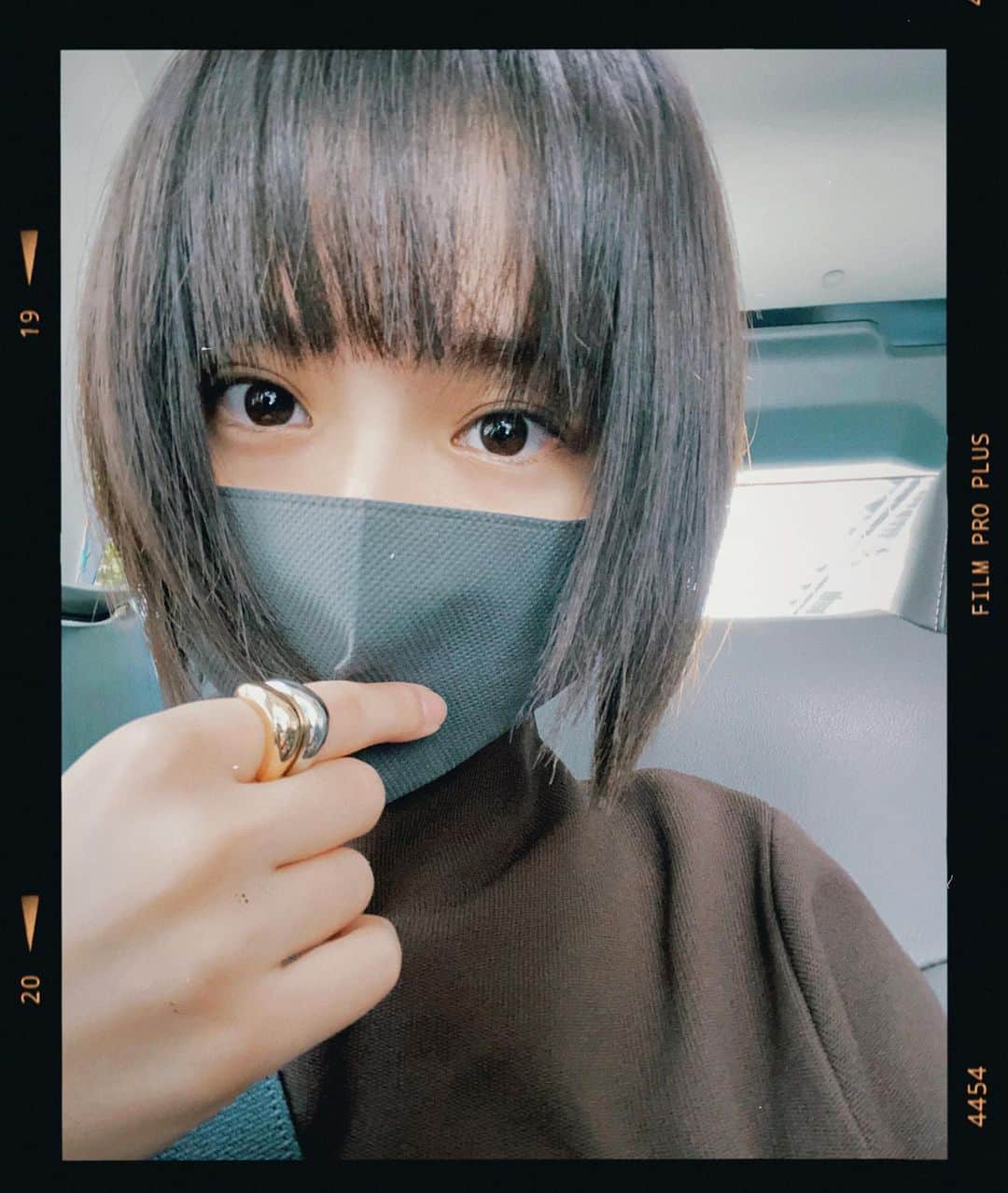 のインスタグラム：「いやぁ急激に寒くなったね🌀🌀🌀 体調大丈夫ですか？？ もう毛布にくるまってどこも 出たくなくなってしまう季節がきましたねぇ🦥  今夜情報解禁あるかも…⁉︎🙊 お楽しみにっ！  太陽に起こしてもらったり太陽が起きる前に起きたり☺︎ 今月も充実してます✌︎」