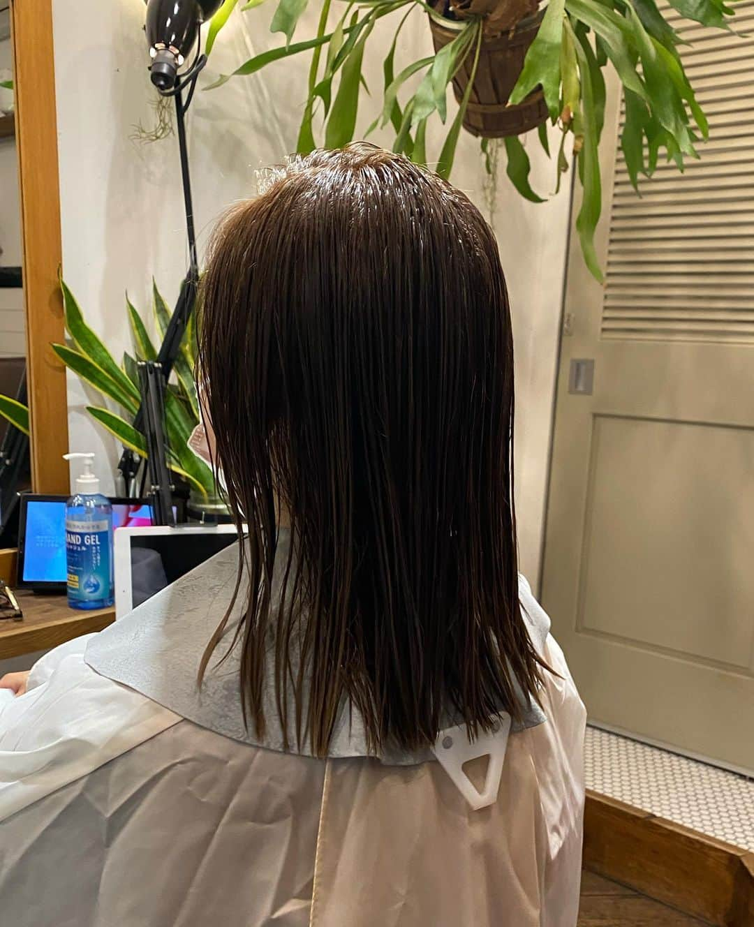 加護亜依さんのインスタグラム写真 - (加護亜依Instagram)「Change my hair ✂︎💓💓💓  定期的にちょこちょこカットしていたけど伸びるのが早くて、セミロングの長さにも少し飽きてきた今日、思い切ってボブまでカットしてもらいベージュカラーを🔛  すんごいお洒落ヘアにして頂き感動しました😭👍 大人っぽくて(大人なんだが) 私はやっぱりボブが好きで、この長さが一番自分の薄い顔に合ってる？気がするなーって😊  最後の写真はbefore❣️ Thanks @shinji_hanawa_hair  #マスク投稿続いててごめん😭」10月21日 13時16分 - ai.1988kg