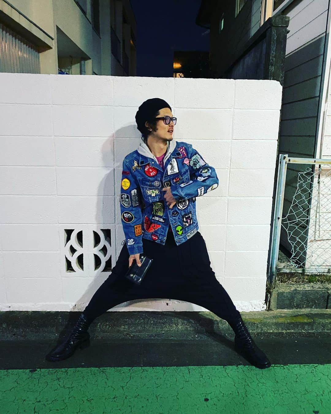 庄村聡泰のインスタグラム：「#サトヤスタイリング 頭 @jieda @override_official  眼 @gucci  上 @supremenewyork  中 @akm.official  中 @hystericglamour_tokyo @iggypopofficial  下 @_julius7official  靴 @guidi_community  銀 @chromeheartsofficial」