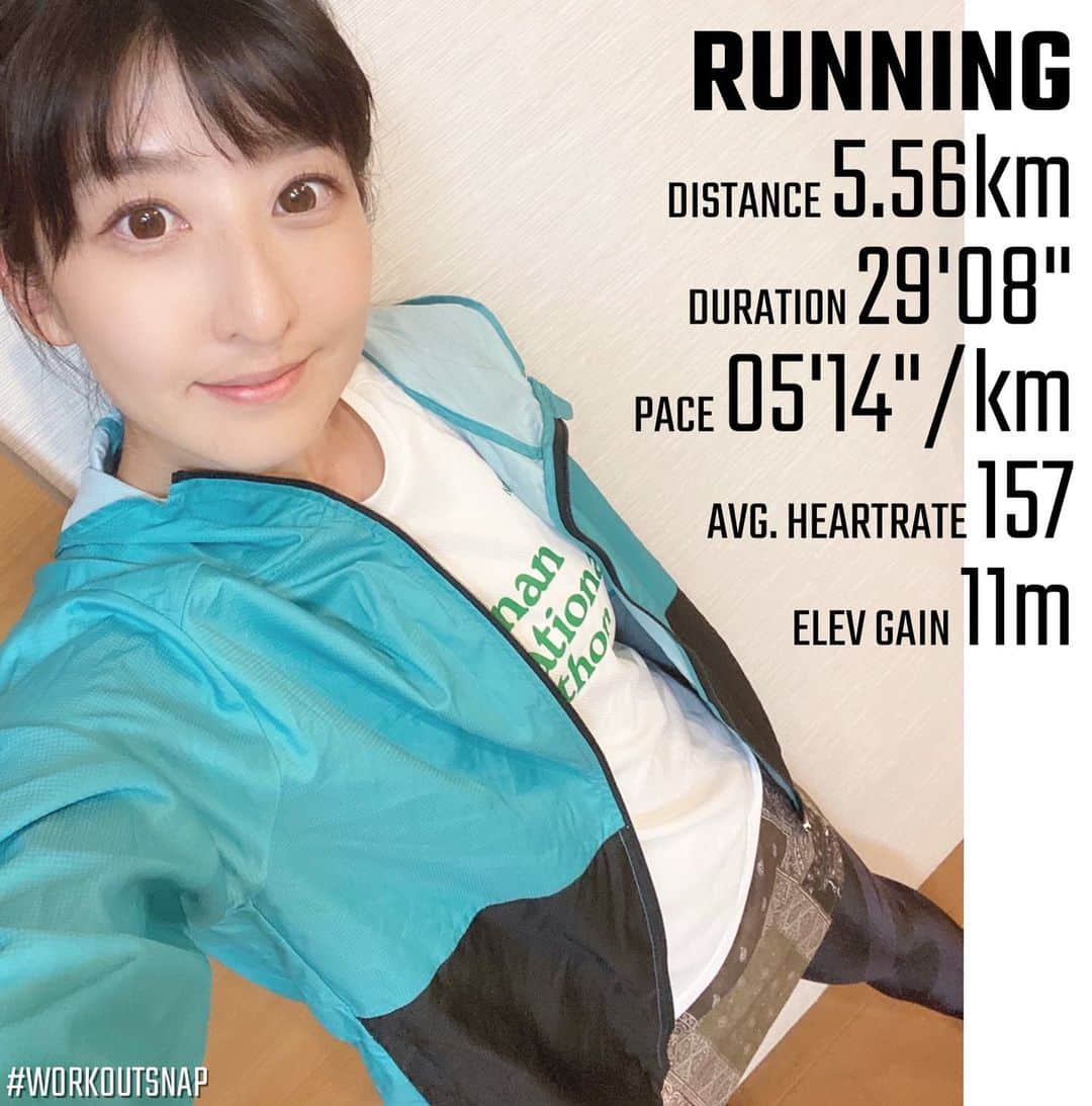 土屋香織さんのインスタグラム写真 - (土屋香織Instagram)「🏃‍♀️.5.56🅚🅜 𝚗𝚒𝚐𝚑𝚝 𝚛𝚞𝚗𖤐𖤐𖤐 しごおわラン♬ 私、一生懸命早く走ろうとすると 胸を張りすぎの姿勢になっちゃうの。 @kuro_ryo さんに教えていただいた 腕振りの方法を意識して走ってみたら楽なのに全然ペースが違う❣️ これがエコフォームかぁ名前通りだなぁと思いながら走って来ました。 走る前にフライパン片手にサクッと読んだだけなので もうちょっとじっくり繰り返し読んで噛み砕きます☺️ 練習会も参加してみたいなぁ✨ りょうさんありがとうございます❣️ . 大阪マラソン当選🎯誰に会えるかな☺️♪ . . . #happyrunning #happyrunner #runtrip #vic_season #runninglife #runninglifestyle #km2021 #金沢マラソン #金沢マラソン2021 #runninggirl #runtrip #ハシリマスタグラム #ハシリマシタグラム #igランナーズ #ig千葉ランナーズ #genic_japan #ランスタグラム #走るの好きな人と繋がりたい #ランナーさんと繋がりたい #ig_running #ig_runners #初フル#大阪マラソン #大阪マラソン2022 #名古屋ウィメンズマラソン2022 #名古屋ウィメンズマラソン #走れることに感謝 #instarunners #stamprunandco #ranor #nightrun」10月21日 23時41分 - kaorintsuchiya