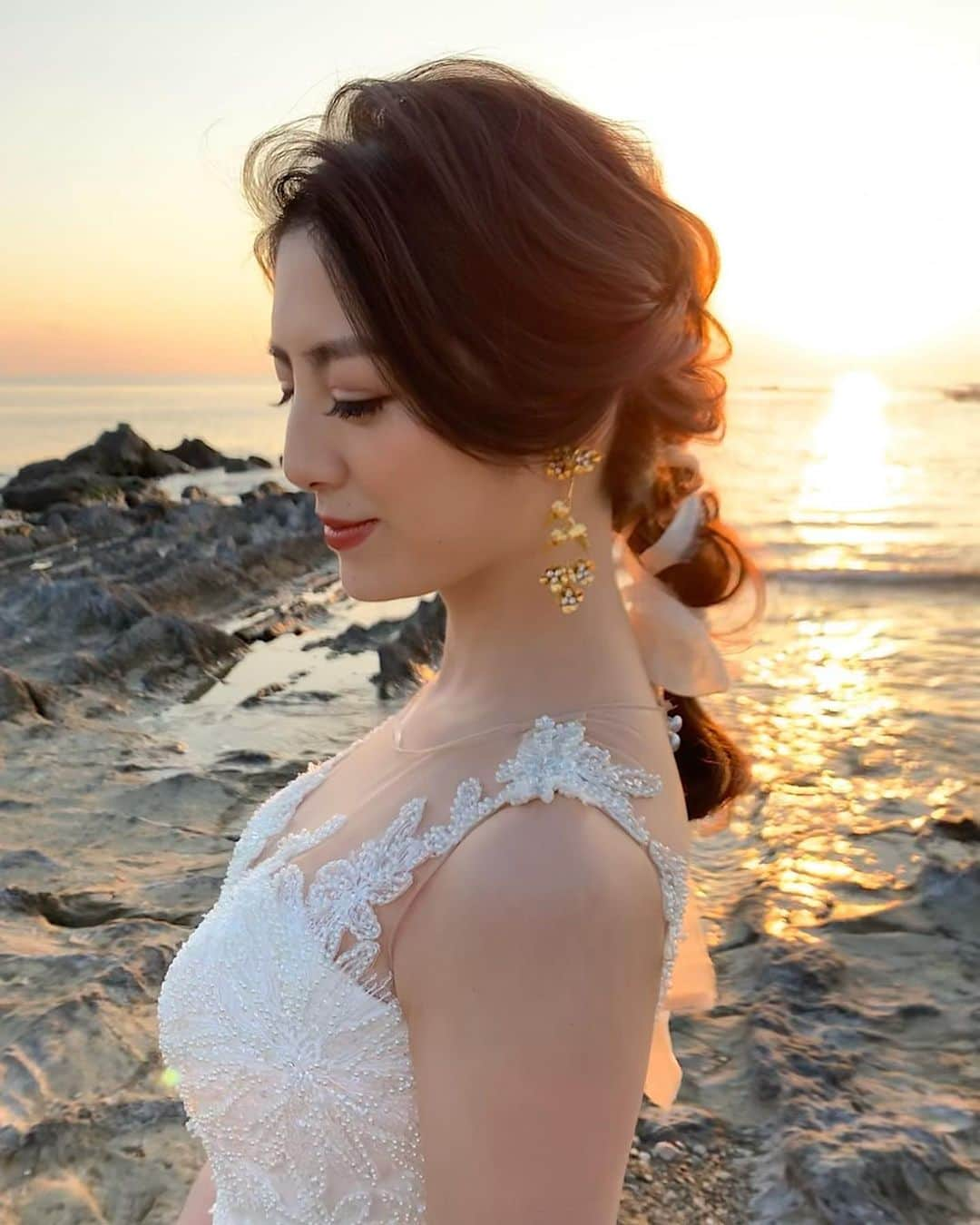 竹本実加さんのインスタグラム写真 - (竹本実加Instagram)「葉山前撮り🌅 ⁡ トップから32mmで巻いて リボンと一緒に編み込み ⁡ 編み込み部分から 何筋か毛先をひき出して 巻いて、ゆるっと☺️ ⁡ 風になびくシルクリボンが 可愛かった✨🌬 ⁡ ⁡ #葉山前撮り #ルーズヘア #シルクリボン 👗 @chezrobe 👰🏻‍♀️ @_mayo_wd ⁡ ⁡ ┈┈┈┈┈┈┈┈┈┈┈ 𝕊𝕔𝕙𝕖𝕕𝕦𝕝𝕖 🗓 ┈┈┈┈┈┈┈┈┈┈┈ ⁡ 週末空き状況 ※10.21 更新 予約は一年前の月より受付けております。 ⁡ ⁡ 【2021】 現在満枠となっております🙇🏻‍♀️ ⁡ 【2022】 ⁡ 1〜6月…🈵 7月…3(日), 23(土), 31(日) 8月…6(土), 7(日) 9月…4(日), 10(土), 19(祝月), 23(祝金), 25(日) 10月…2(日), 10(祝月), 23(日), 29(土), 30(日) ⁡ ⁡ ┈┈┈┈┈┈┈┈┈┈┈ ℂ𝕠𝕟𝕥𝕒𝕔𝕥 💫 ┈┈┈┈┈┈┈┈┈┈┈ ⁡ 👗 @chezrobe #ドレスコーディネートプラン ⁡ ドレスに合わせて、ヘアメイクと アクセサリーのコーディネートを ご提案させていただく前撮りプラン💎 ⁡ お問い合わせは @mydresser.bridal の プロフィールリンクより💁🏻‍♀️ ⁡ ⁡ ⁡ #編み下ろし #ルーズアレンジ #リボンアレンジ #ロケーションフォト #前撮り #後撮り #前撮りヘアメイク #海外出張 #ハネムーン #艶 #ルーズ #アクセサリー #艶肌メイク  #ヘアメイク指名 #外注ヘアメイク #ブライダルヘアメイク #持ち込み美容 #ヘアアレンジ #結婚準備」10月21日 23時35分 - mika.mydresser