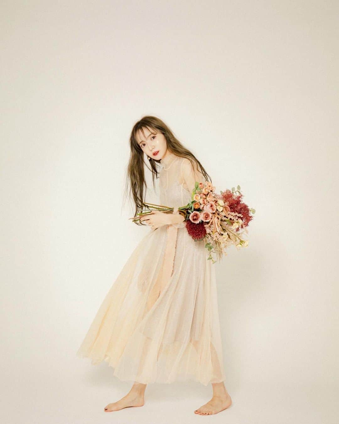 平木愛美のインスタグラム：「写真は関係ないのですが、 本日は挙式の前撮り撮影日でした。  ファーストミートをして。  やすくんの肩をトン、トンと。  まだネタバレしないために写真や動画は内緒ではあるのですが この今日の心をのこしておきたくて  言葉だけ、ポストさせてください。🕊  思いは溢れすぎるので書けませんが 愛な一日でした。  お友達の大好きさんもずっと付き添ってくれて、これまた彼女の優しい目線でたくさんあたたかい動画や写真を撮ってくれて。  幸せな時間でした。  いつか、ＳＮＳでもポストしますね♡  挙式まであと１７日。  📷💭 photo / @fukudahitomi610  bouquet / @artificialflower_macherieb   #まなみんプレ花嫁」