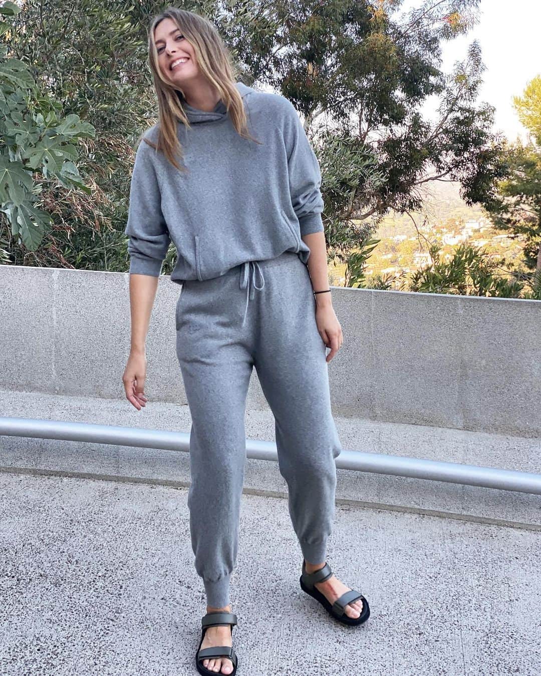 マリア・シャラポワのインスタグラム：「Cashmere with sandals. Only in Cali ☀️🤷‍♀️」