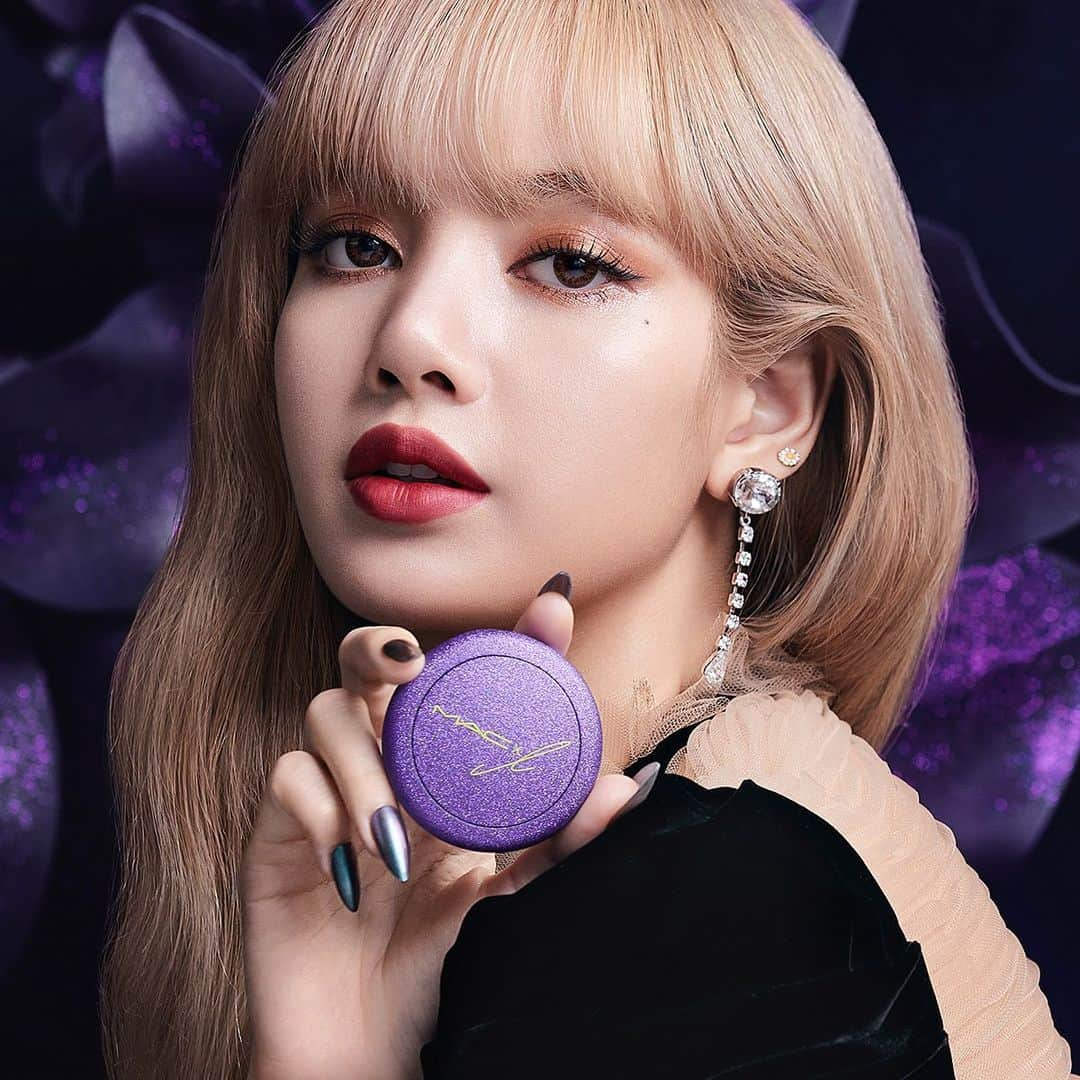 リサさんのインスタグラム写真 - (リサInstagram)「I hope you look forward to Lisa and MAC's first beauty collection♥ #MACLovesLisa @maccosmetics」10月21日 16時17分 - lalalalisa_m