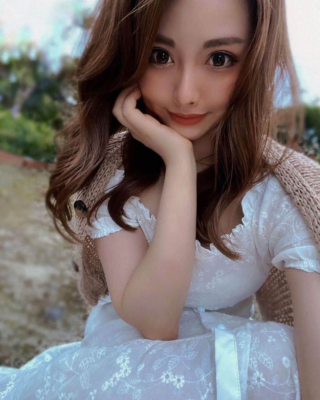 美女美容事情さんのインスタグラム写真 - (美女美容事情Instagram)「《白いワンピース美女💕》⁠⠀ *⠀⠀⠀⠀⠀⠀⁠⠀⁠⠀⁠⠀⁠⠀⁠⠀ 今回ご紹介させて頂きますのは!!👀❤️⁠⠀⁠⠀⁠⠀⁠⠀⁠⠀ あやかさん<@__aya.koi__> の素敵なお写真📸⠀⁠⠀⁠⠀⁠⠀ *⠀⁠⠀ 凄く美人で髪色も秋色で素敵ですね💕⠀ 秋の訪れを感じますね🍁⠀ *⠀⁠⠀⁠⠀⁠⠀⁠⠀⁠⠀ あやかさん<@__aya.koi__> 素敵な投稿をありがとうございました☺️📸✨⠀⁠⠀ あやかさんのアカウントには他にも素晴らしい投稿が沢山ありますので是非覗いてみてくださいね💁‍♀️💙⁠ ⁠⠀ ⠀⠀⁠⠀⁠⠀⁠⠀⁠⠀ △▼△▼△▼△▼△▼△▼△▼△▼△▼ ⁠⠀⁠⠀⁠⠀⁠⠀ ❤️🧡💛「ビジョビ (美女美容事情)」💚💙💜⠀⠀⠀⠀⠀⠀⠀⠀⠀⠀⠀⠀⠀⠀⁠⠀⁠⠀⁠⠀⁠⠀⁠⠀⁠⠀ 👇掲載ご希望の方は👇⠀⠀⠀⠀⠀⠀⠀⠀⠀⠀⠀⠀⠀⠀⠀⁠⠀⁠⠀⁠⠀⁠⠀⁠⠀⁠⠀ @b_b_j.jタグ付けと🖤 #ビジョビ ⁠⠀⁠⠀ 🖤タグ付けお願いします⠀⠀⠀⠀⠀⠀⠀⠀⠀⠀⠀⠀⠀⠀⠀⁠⠀⁠⠀⁠⠀⁠⠀⁠⠀⁠⠀ △▼△▼△▼△▼△▼△▼△▼△▼△▼ ⁠⠀⁠⠀ #美人#美女#美容#ヘアカラー⠀ #秋色#ワンピース#インスタ美女⠀ #インスタ美人#インスタグラマー」10月21日 17時09分 - b_b_j.j