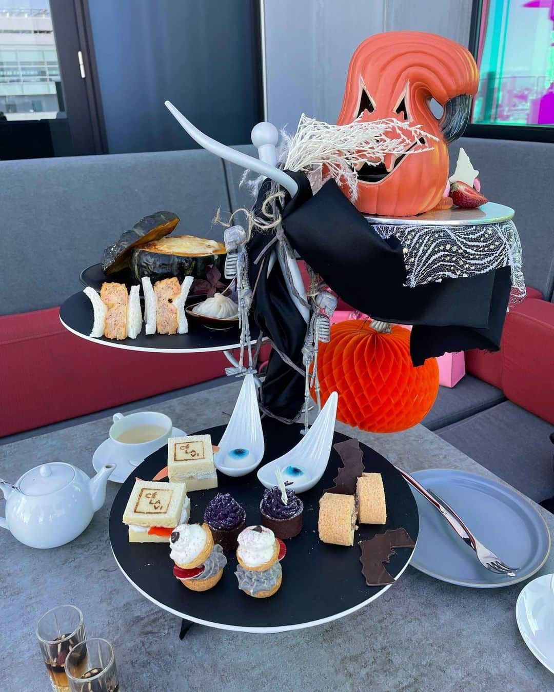 サキ吉さんのインスタグラム写真 - (サキ吉Instagram)「りりたんとcelaviの Halloween afternoon tea🎃🦇🕸 行ってきたー😍💜💜💜 めちゃくちゃ可愛い＆美味しくて大満足💕 かぼちゃのマカロニグラタンが絶品でした🎃 アフタヌーンティーはしょっぱい系もちゃんと美味しいのが大事！💜 ． たくさん語ってあっという間の時間でした💘💘💘 ． @celavitokyo  #celavitokyo  #halloweenafternoontea  #ハロウィンアフタヌーンティー #afternoontea  #アフタヌーンティー #渋谷グルメ #渋谷ランチ #渋谷カフェ #映えカフェ #tokyuplaza」10月21日 17時17分 - sakikichi1201