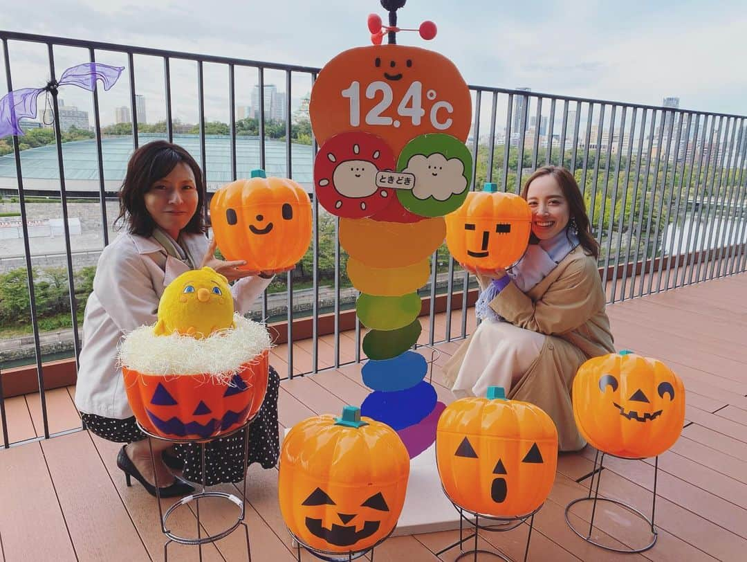 武田訓佳さんのインスタグラム写真 - (武田訓佳Instagram)「🎃 ・ 今週のすまたん！ ありがとうございました💛🧡 ・ かぼちゃが増えていた😀👻✨ 丸田さんの推しかぼちゃとわたしの推しかぼちゃ🎃 かわいいでしょ🤤💕 これも美術さんのお手製なんだそうです👏🏻👏🏻👏🏻 ・ ・ ピヨたつも豪華な巣を与えられてました🐣💓 よかったねぇ🙈 ・ ・ 今日は褒めてもらえたことがあったり コート着られるようになったり←(究極の寒がり) たくさん笑ったり たのし嬉しい日でした🤍 ・ ・ あとたくさん食べた！🐷 冷蔵庫の中身がまた大渋滞中〜〜 ・ ・ ・ #すまたん #zip #お天気 #お天気コーナー  #お天気キャスター #玄関前通信 #ハロウィン #Halloween #🍭 #🎃 #推しかぼちゃ #みなさんはどの子推しですか？ #💕 #ピヨたつ #らぶりーな鳥 #デコくらべ」10月21日 17時25分 - kunika0117