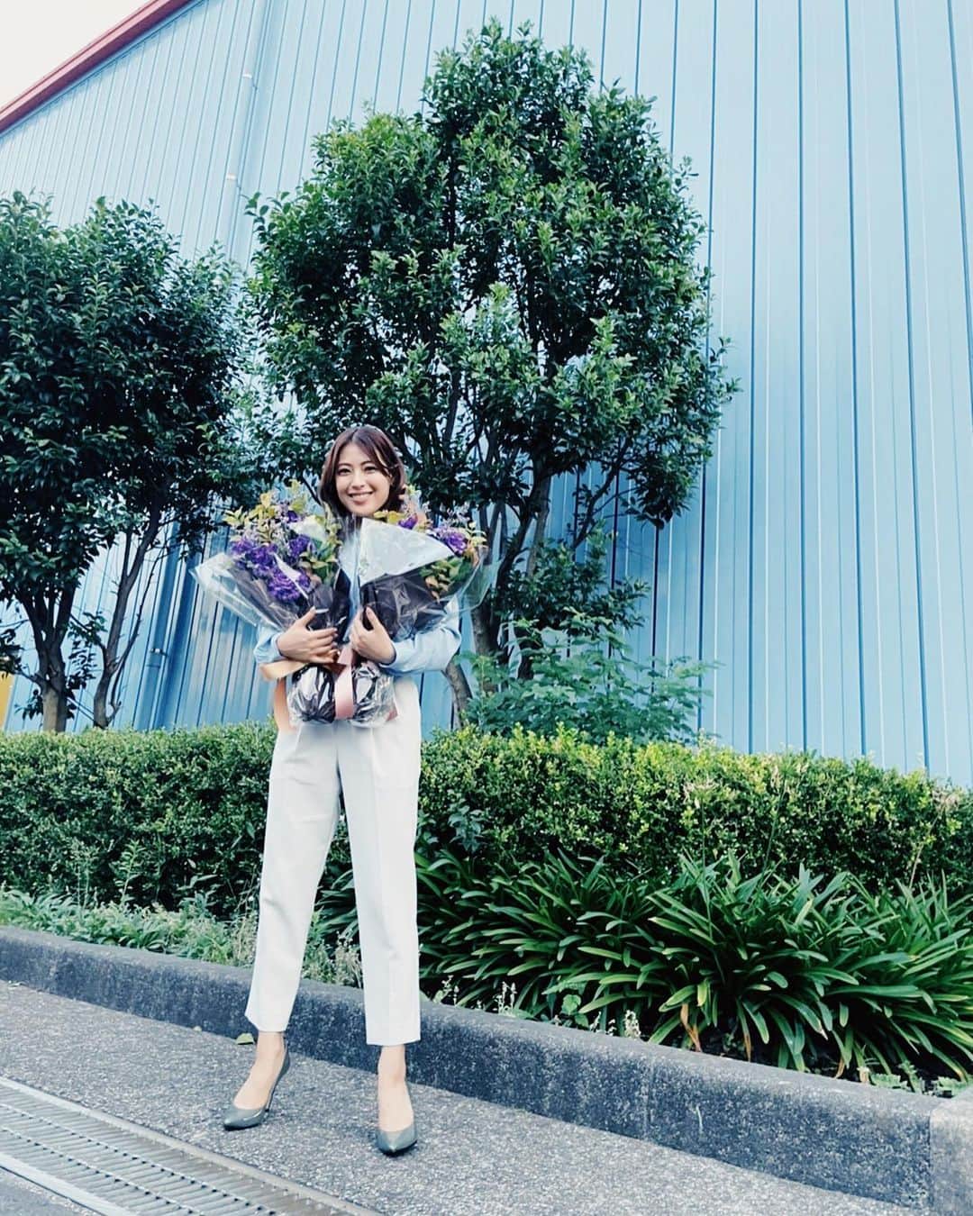 瀧本美織のインスタグラム：「💐 皆さん、たくさんのお祝いコメントありがとうございます！とても嬉しいです！30代楽しみだ♡  今日から、ミキプルーンの新しいCMが流れています。プルーンの木をバックに、貴一さんと、皆さんへ語りかけるというシンプルな内容です。シンプルだからこそ言葉が響く気がして、とても好きです。CMで流れている、平原綾香さんが書き下ろして下さった「キミへ」とても素敵な曲で心に沁みます✨ 今年でミキプルーン発売50年目だそうです。うおーすごいです！ 皆さんの明日への活力を後押しできれば嬉しいです。  どうして花束二つ持ってるの？って思われますよね。貴一さんが、「俺の分もあげる」って。紳士ーーー😵‍💫✨‼️いつも優しく、あたたかく、ユーモアがあって、お話してるとたくさん笑ってしまいます。笑　本当に素敵な大先輩です😌　   #cm  #ミキプルーン  #中井貴一 さん  #平原綾香 さん」